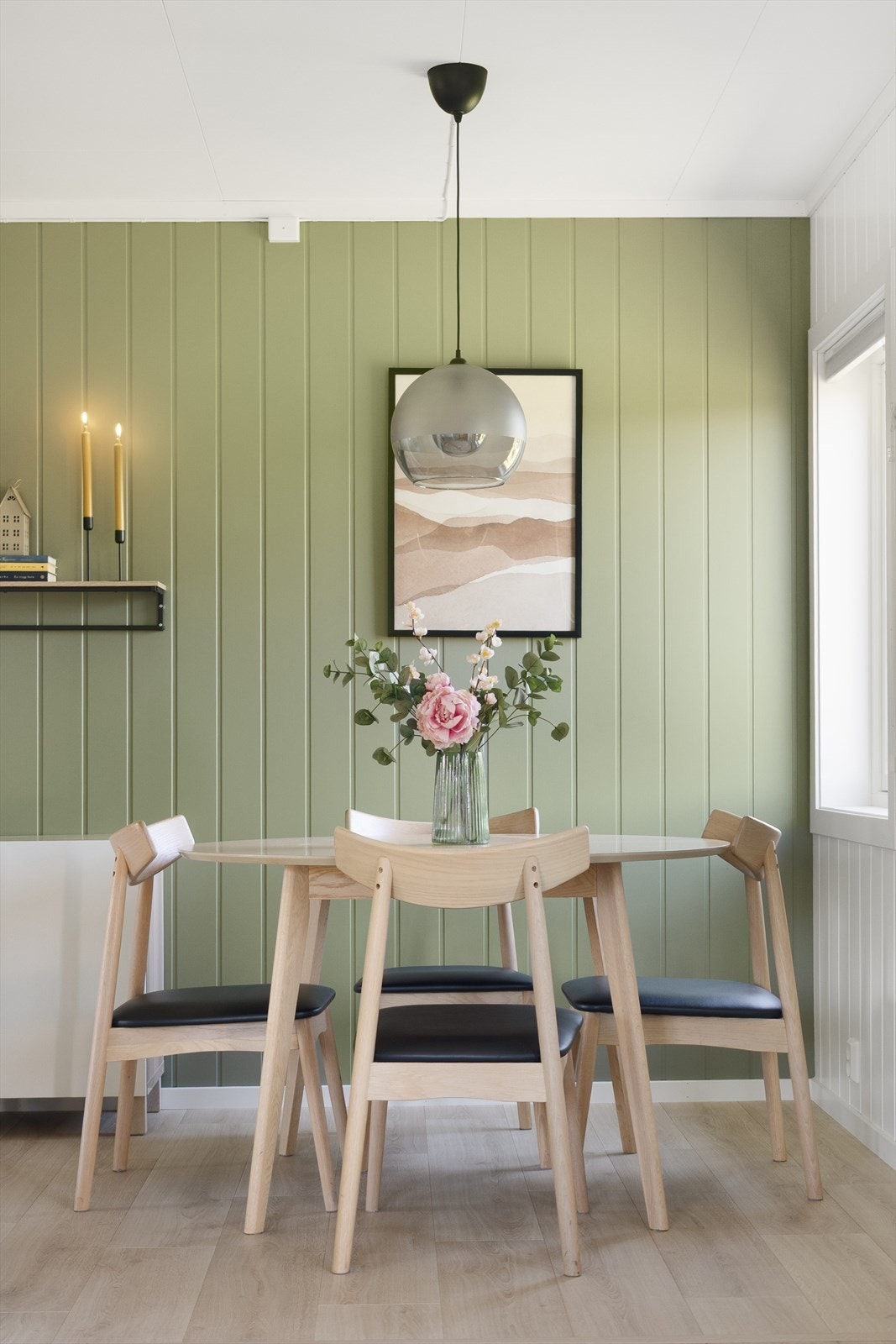 I 2021 ble overflatene (gulv/vegger/himling) oppgradert i begge soverom samt spisestue. Galleribilde