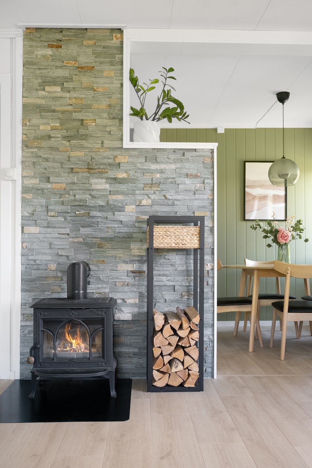 I stuen bidrar en peisovn til ekstra varme og hygge på kalde dager. Galleribilde