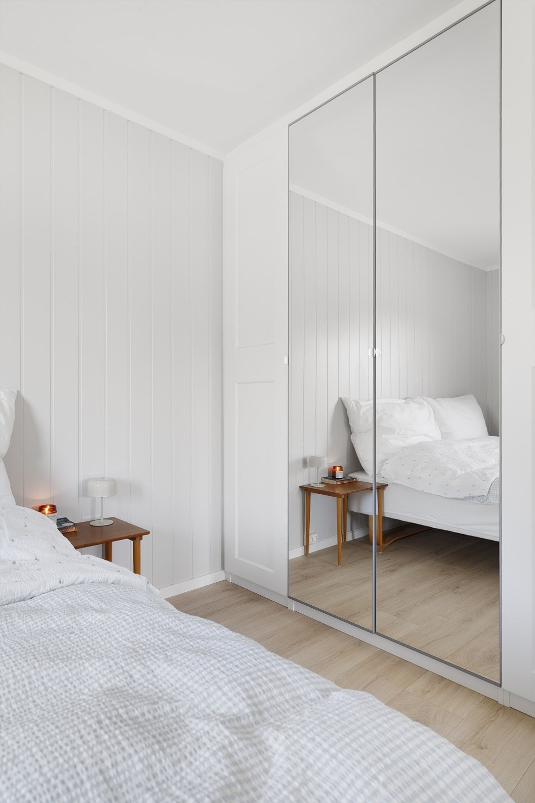 Her er det et stort garderobeskap som gir praktisk oppbevaringsplass. Galleribilde