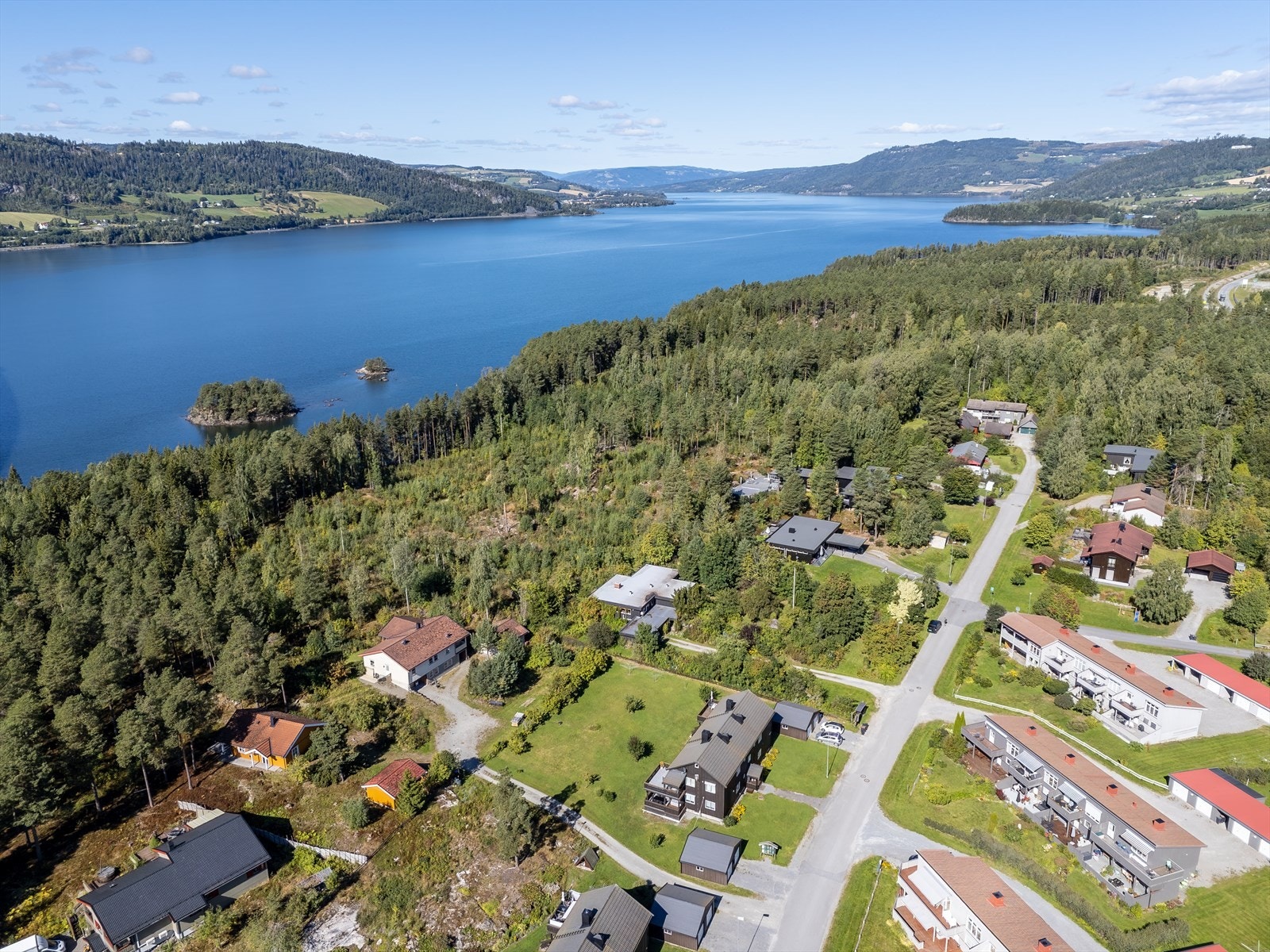 Daglige innkjøp gjøres enkelt med Rema 1000 og Kiwi, i tillegg til Moelv Torg og sentrum med et bredere tilbud av butikker, serveringssteder og servicetilbud. Galleribilde