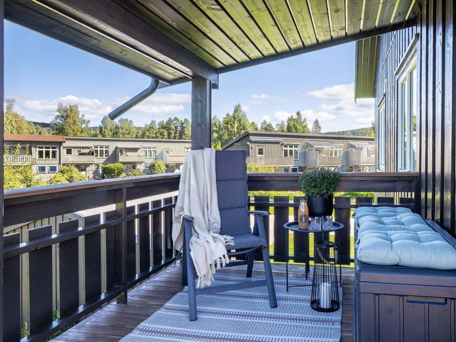Terrassen har rikelig med plass til utemøbler og egner seg godt for avslapning og hyggelige stunder utendørs. Galleribilde