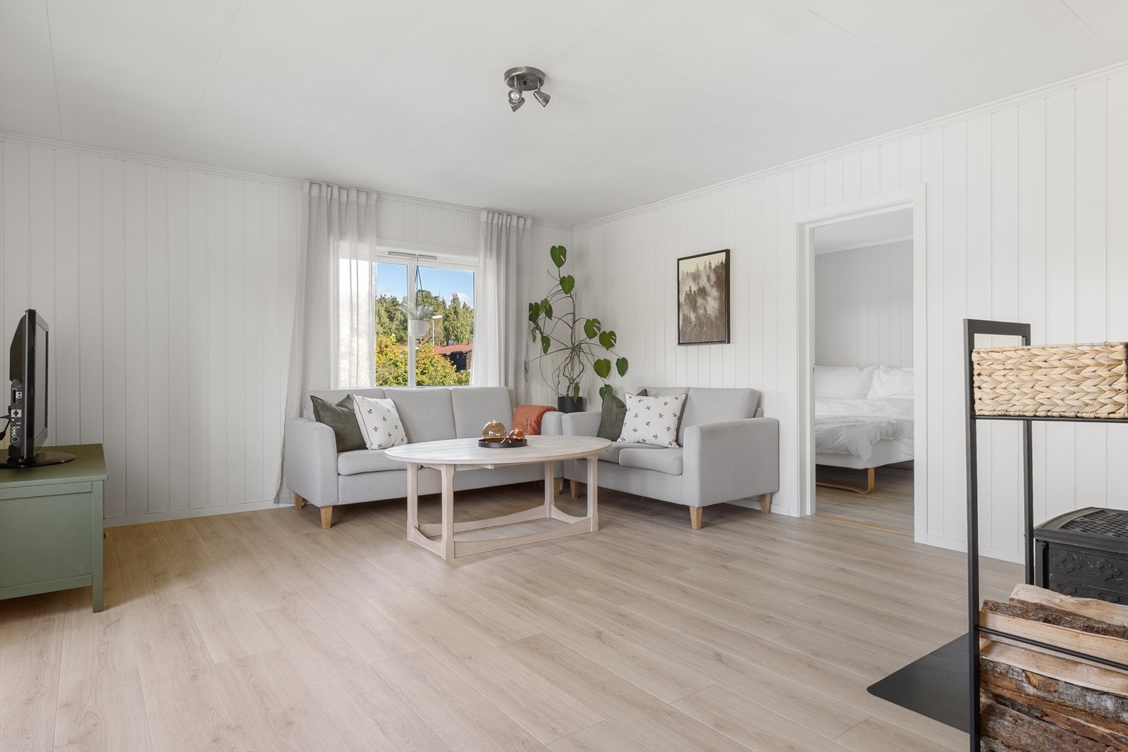 Leiligheten ligger i byggets 2. etasje med trappeadkomst og har et internt bruksareal på 66 kvm. Galleribilde