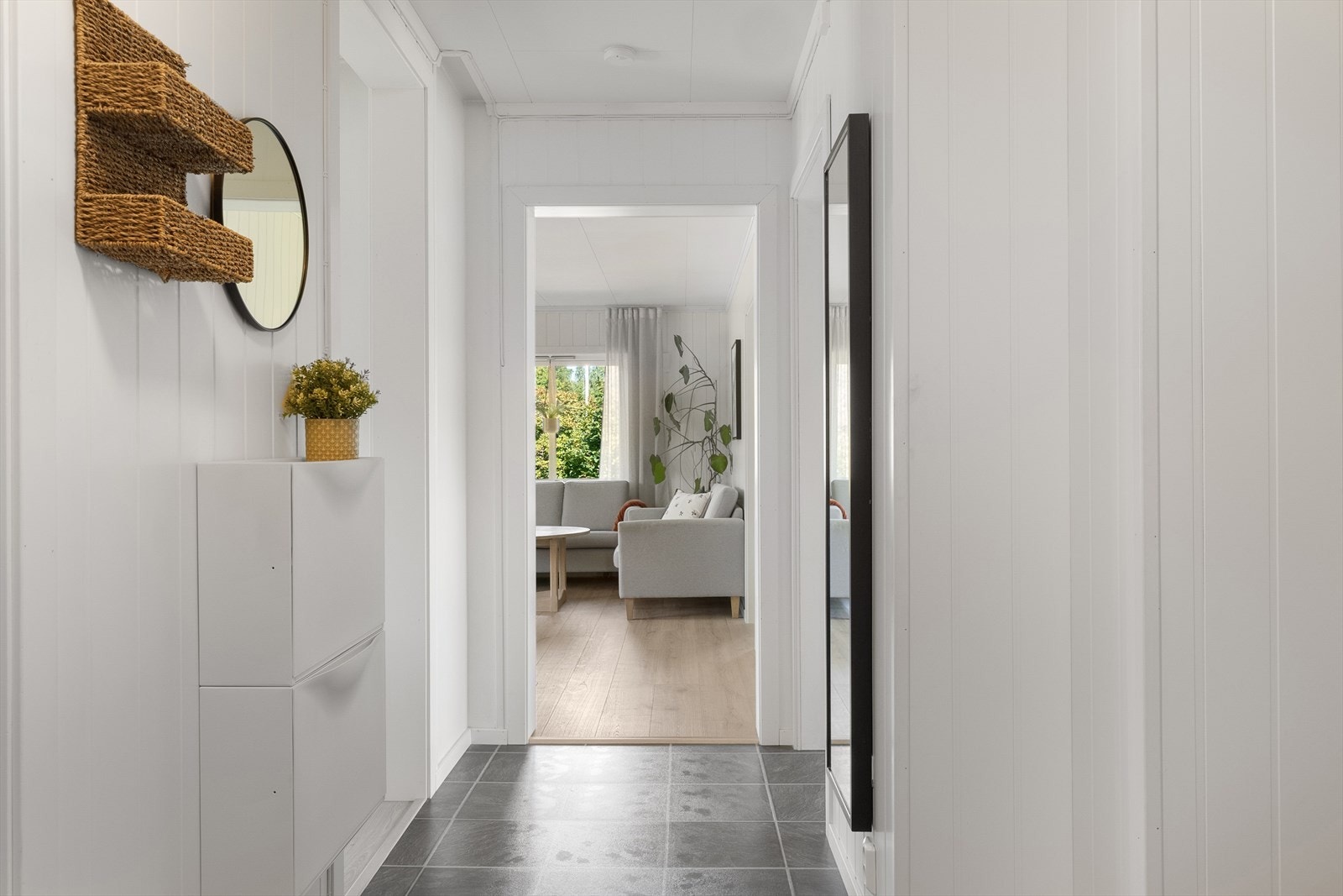 Entreen leder videre til leilighetens øvrige rom. Galleribilde