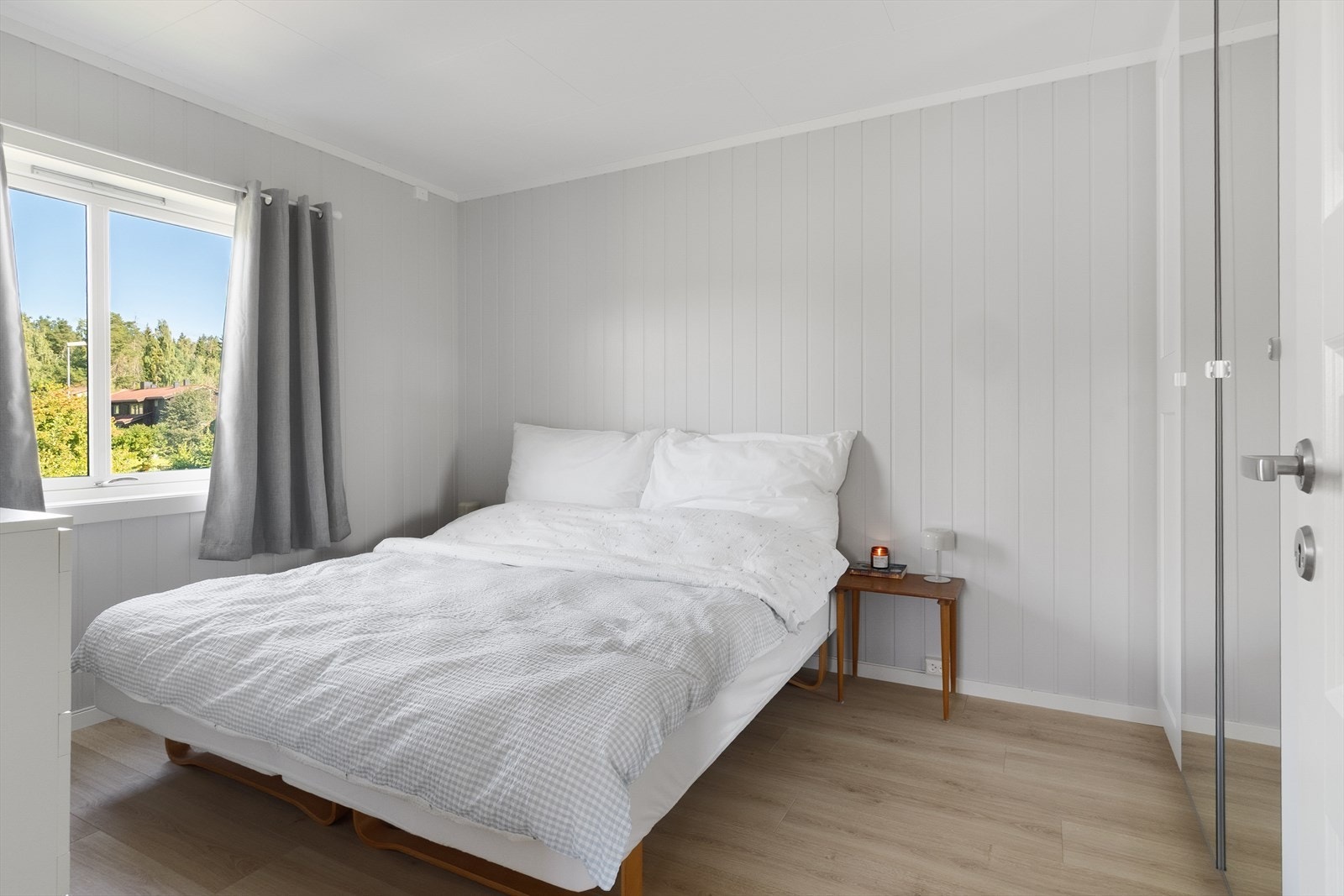 Hovedsoverommet nås fra stuen og er romslig, med god plass til dobbeltseng og nattbord. Galleribilde