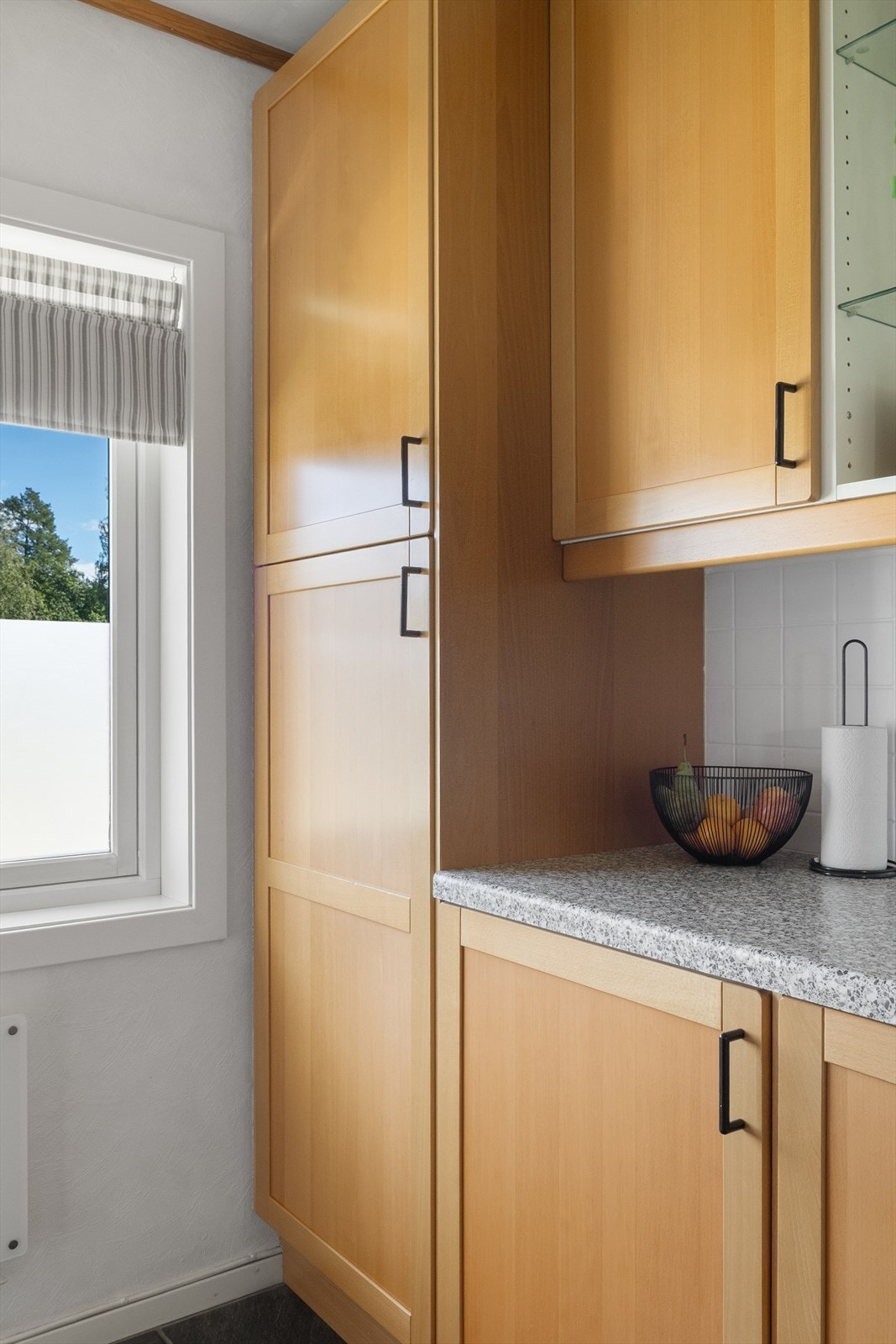 På kjøkkenet er det plass til frittstående komfyr, oppvaskmaskin og kjøl-/fryseskap. Oppvaskmaskin medfølger handelen. Galleribilde