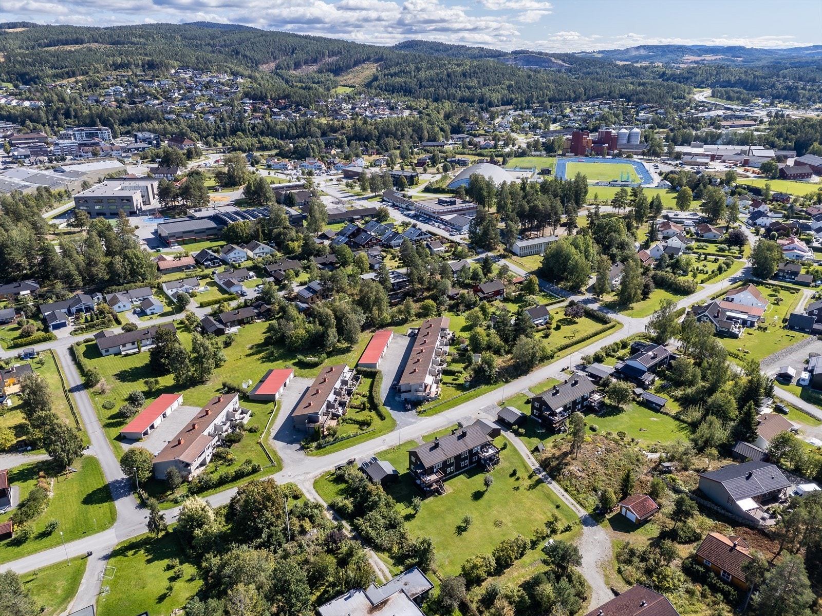 Leiligheten har en meget barnevennlig beliggenhet med Moelv skole og ungdomsskole henholdsvis 6 minutter og 3 minutter fra leiligheten. Galleribilde