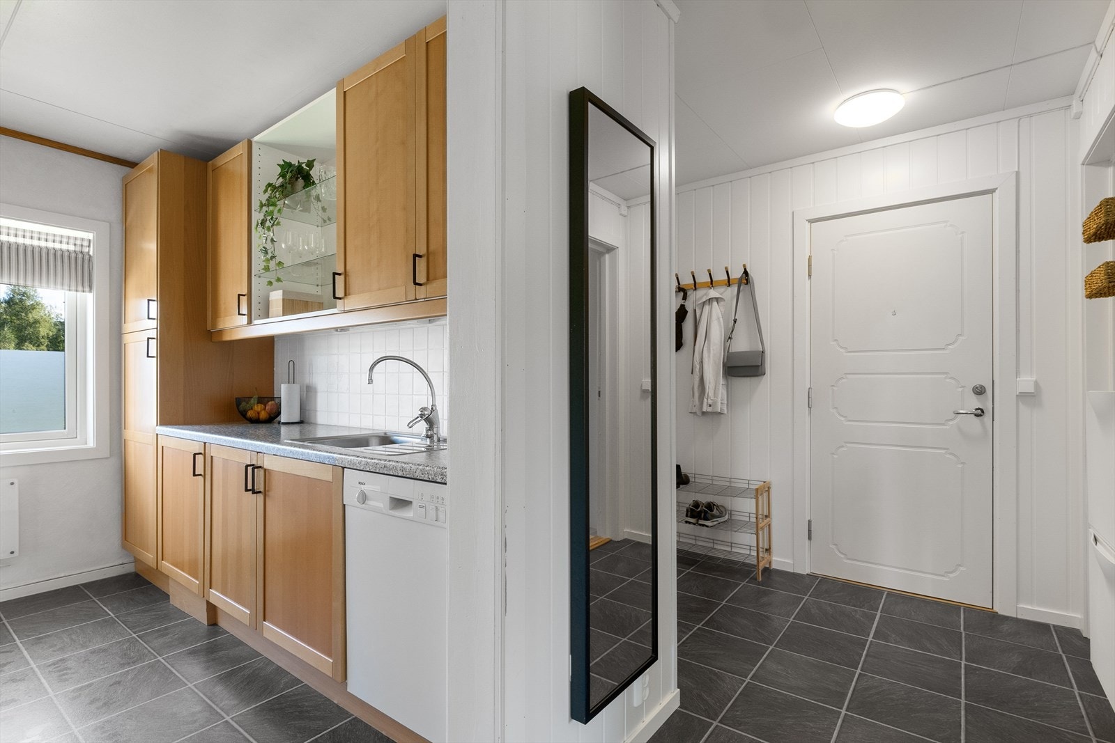 Kjøkkenet er fra rundt 2000-tallet, men fremstår som godt vedlikeholdt. Galleribilde