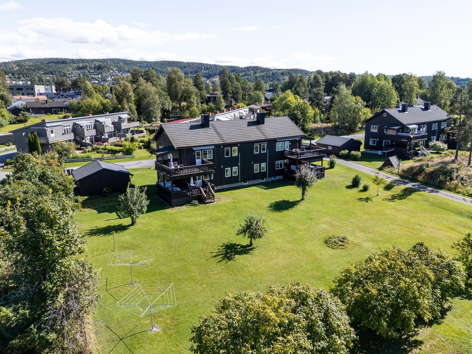 Dette er en lys og pen 3-roms andelsleilighet beliggende i et rolig og barnevennlig område, med gangavstand til Moelv sentrum. Galleribilde