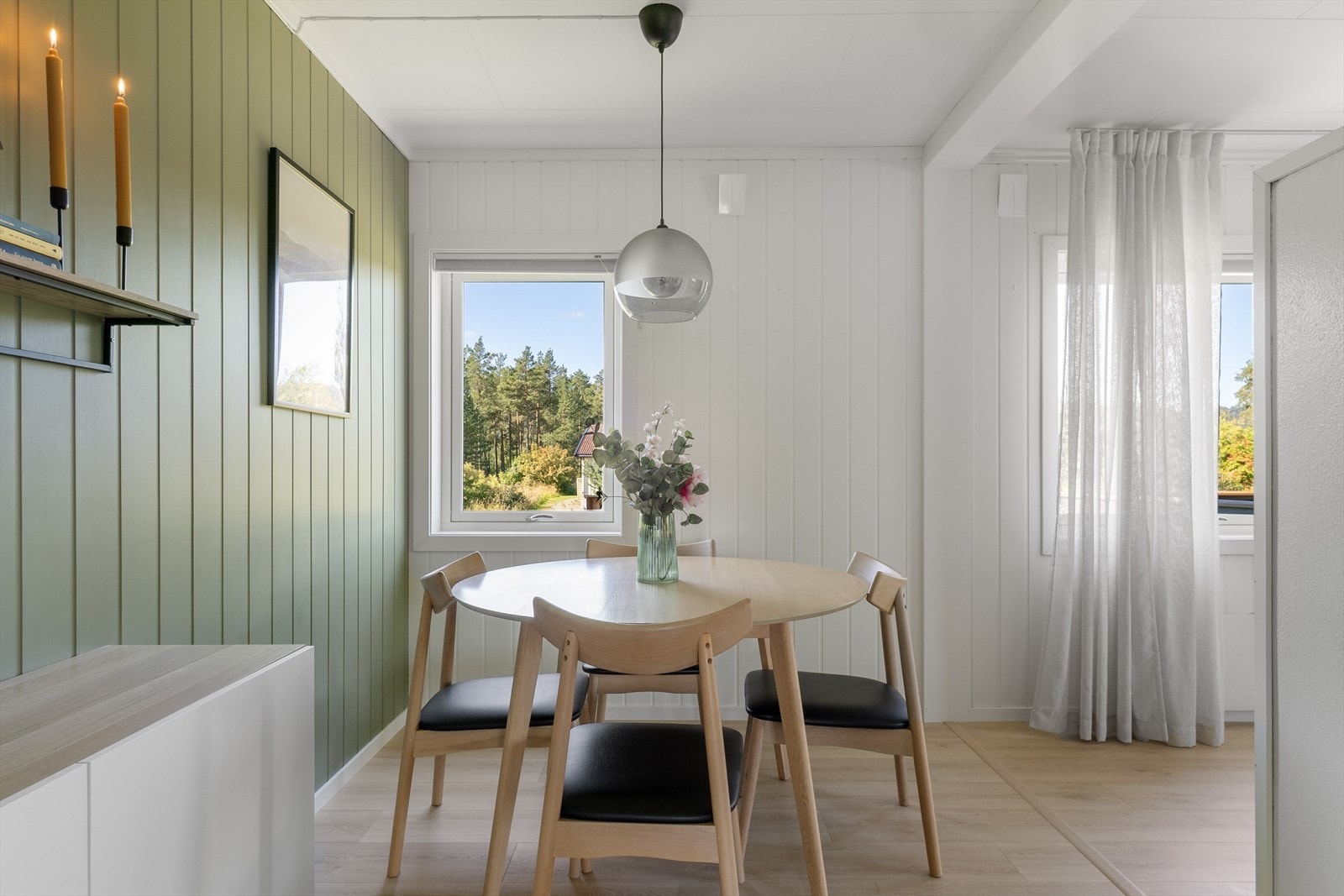 Her er det god plass til en spisegruppe, hvor venner og familie kan samles. Galleribilde