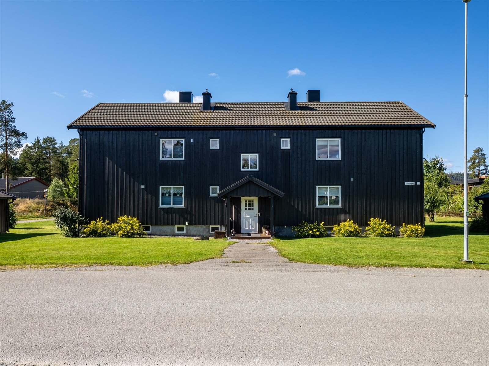Leiligheten har parkeringsplass i dobbelgarasje som deles med naboen. Galleribilde
