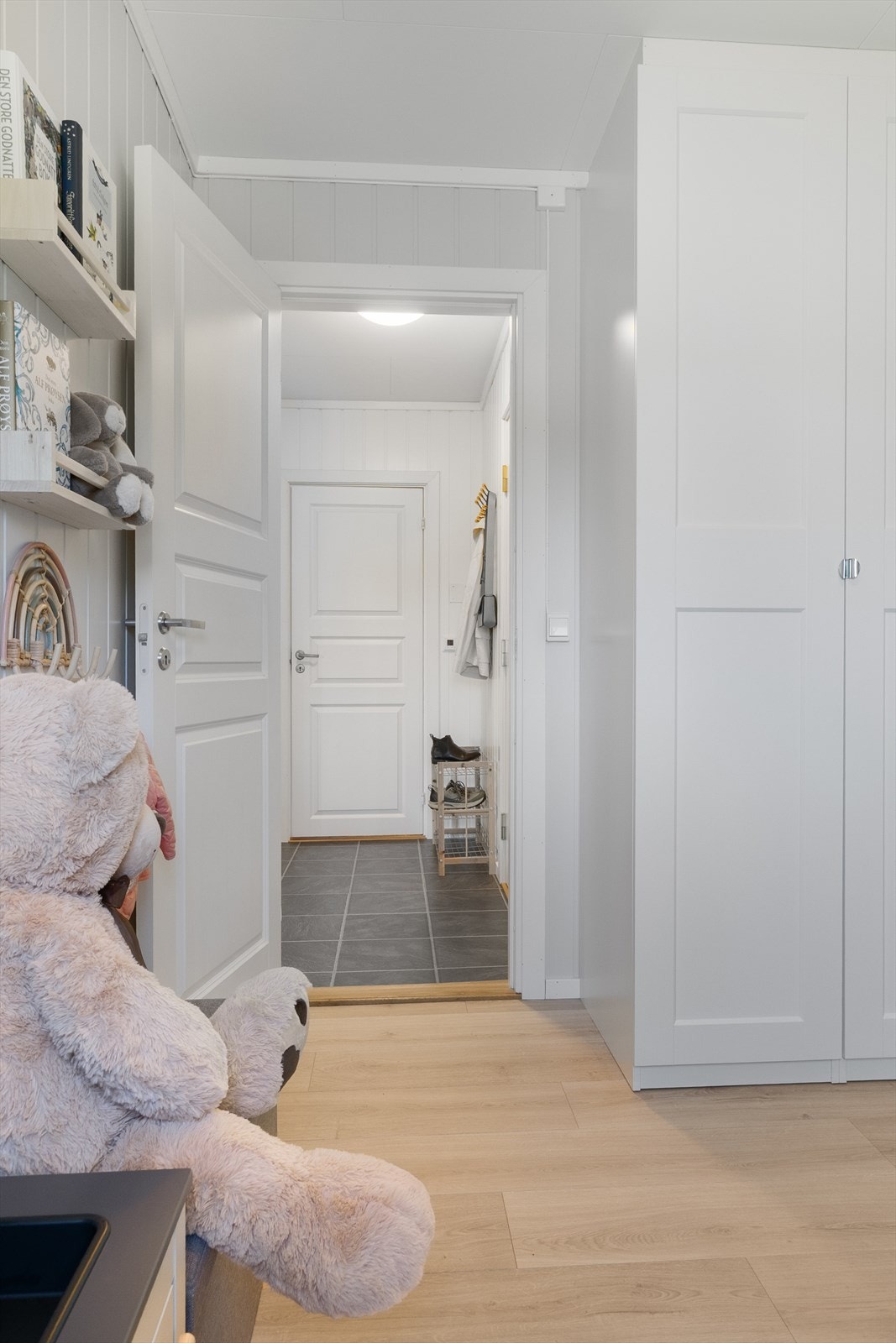 Leilighetens soverom har overflater som i stor grad er fra 2021. Galleribilde