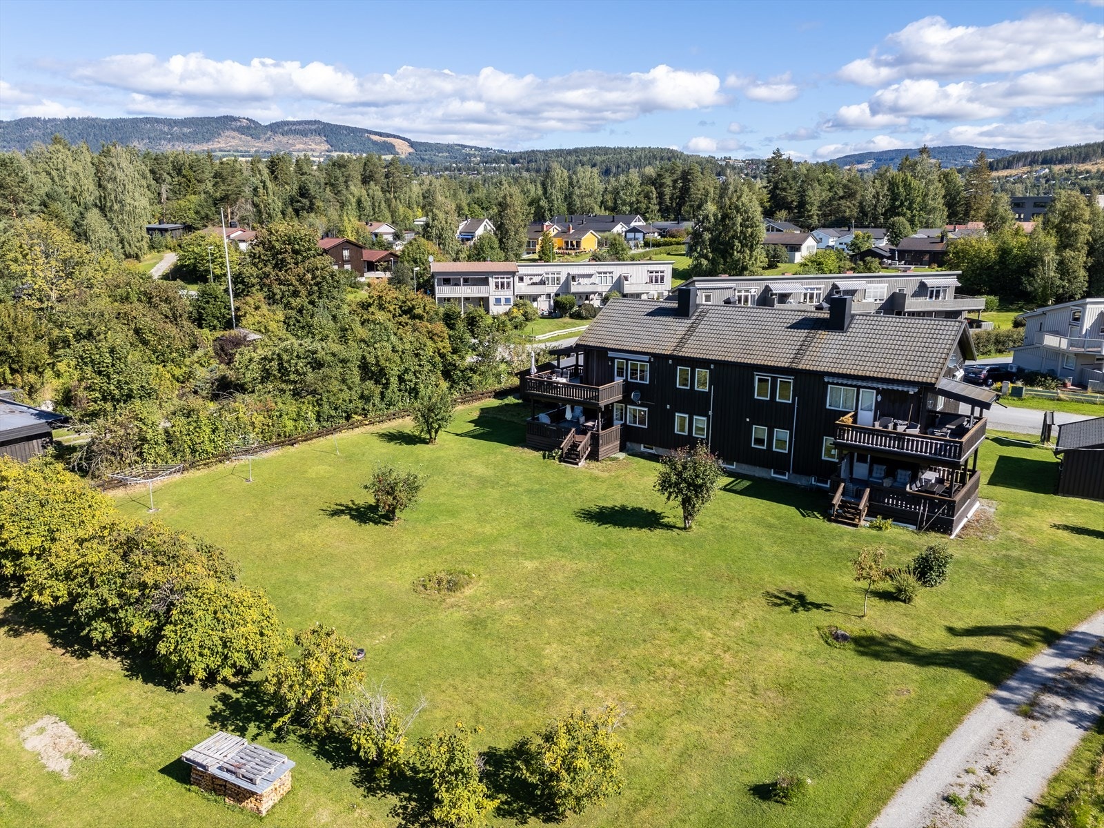 Foran boligen finnes en romslig felles hage med gressplen, som fordeles mellom enhetene. Galleribilde