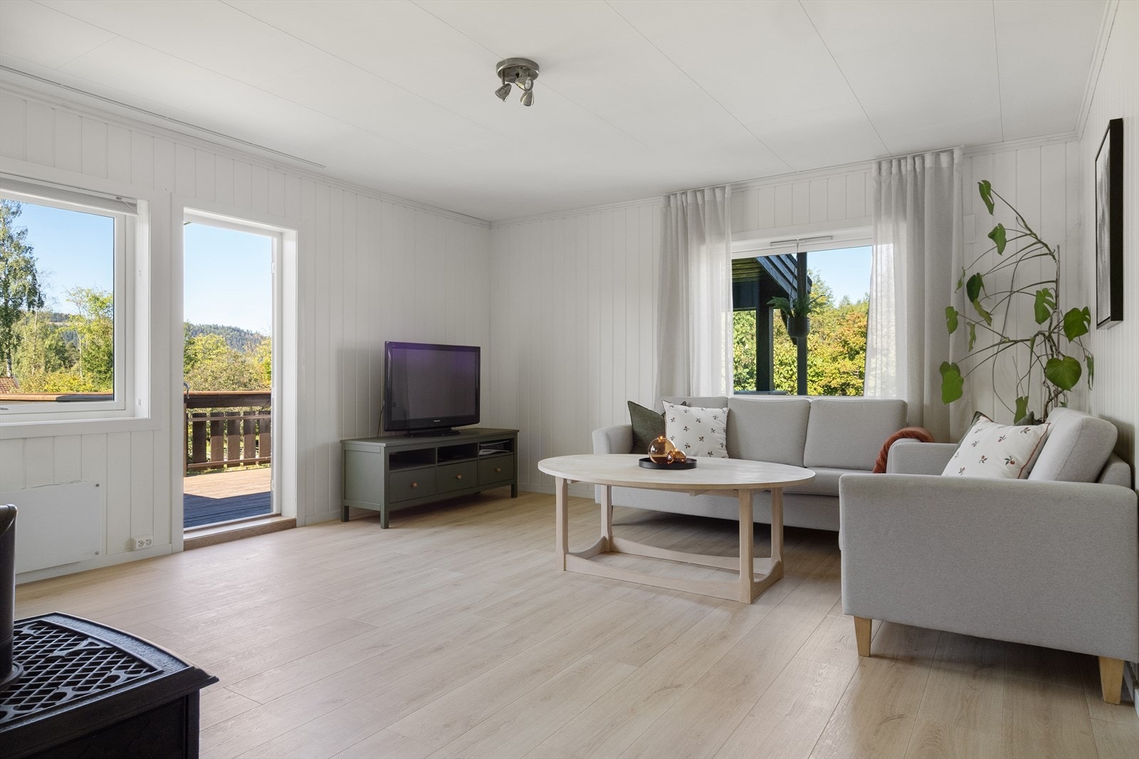 Leilighetens stue er naturlig oppdelt i en stuedel og en spisestuedel. Galleribilde