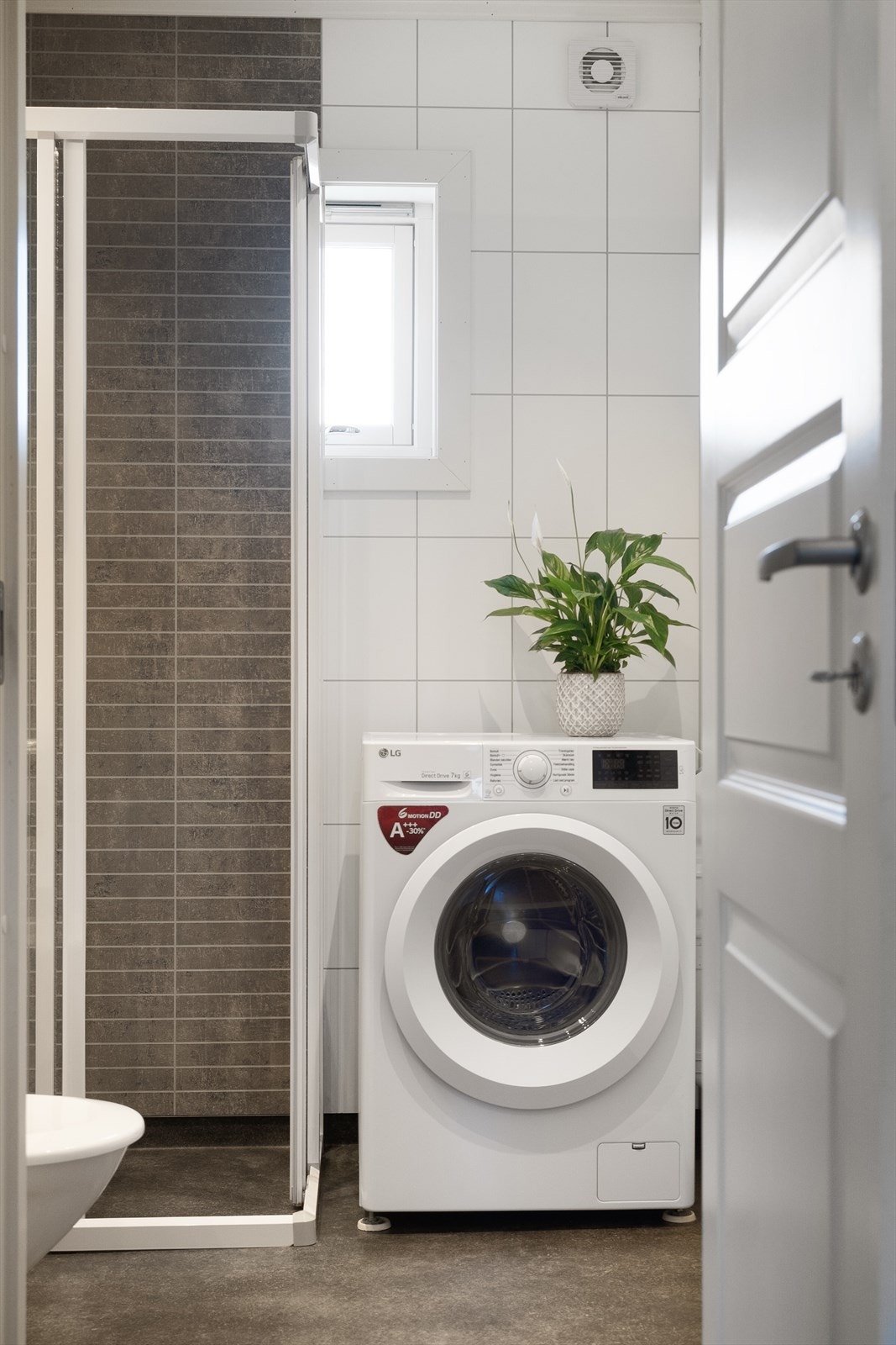 Det er elektriske varmekabler i gulv, samt opplegg for vaskemaskin. Galleribilde