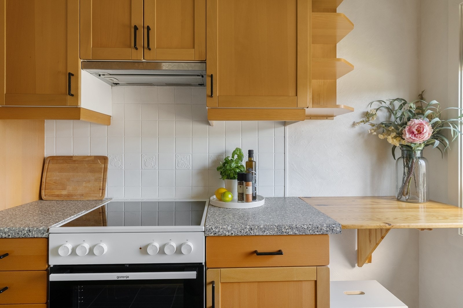 Kjøkkenet har en innredning med profilerte fronter og en laminert benkeplate med nedfelt vaskekum. Galleribilde