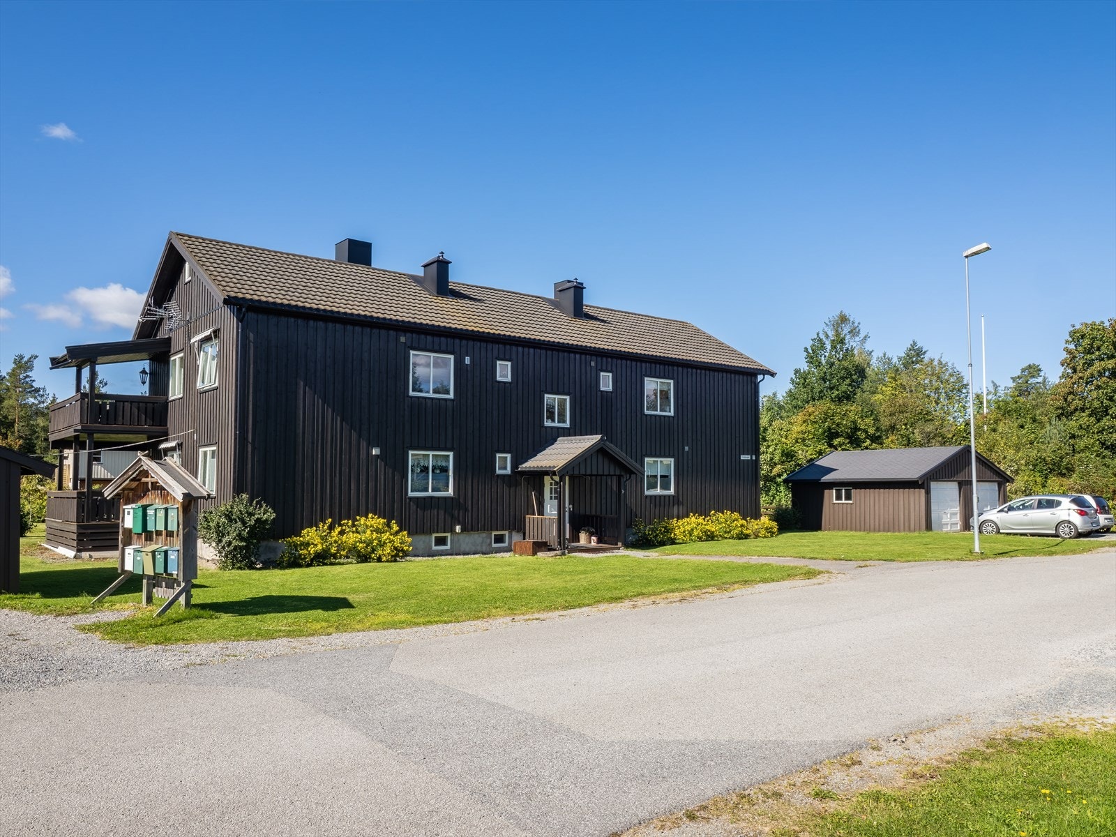 Koselig, overbygd inngangsparti som gir et hyggelig førsteinntrykk. Galleribilde