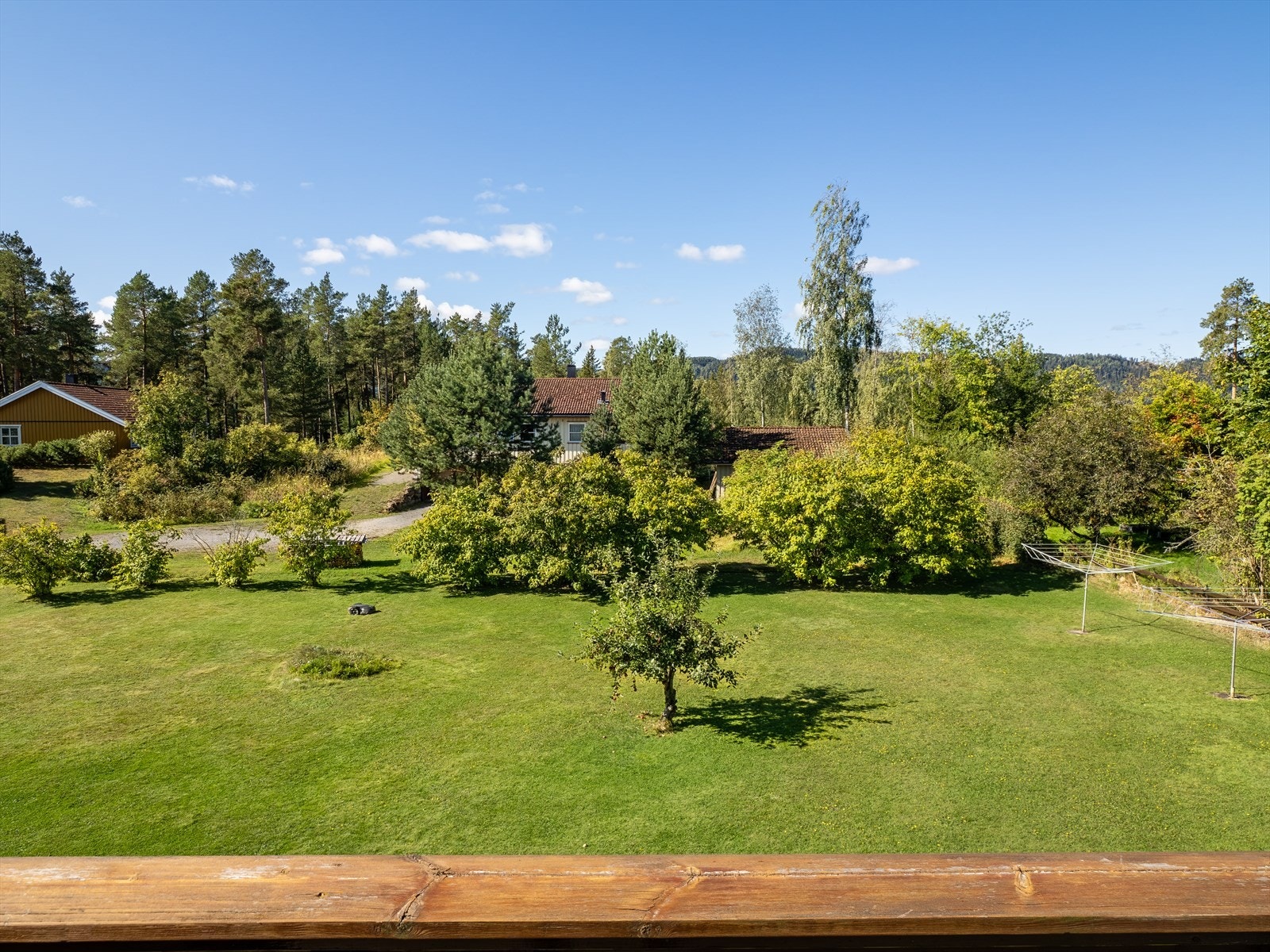 Fra terrassen er det utsyn mot et åpent og fint område, med lite innsyn og gode solforhold. Galleribilde