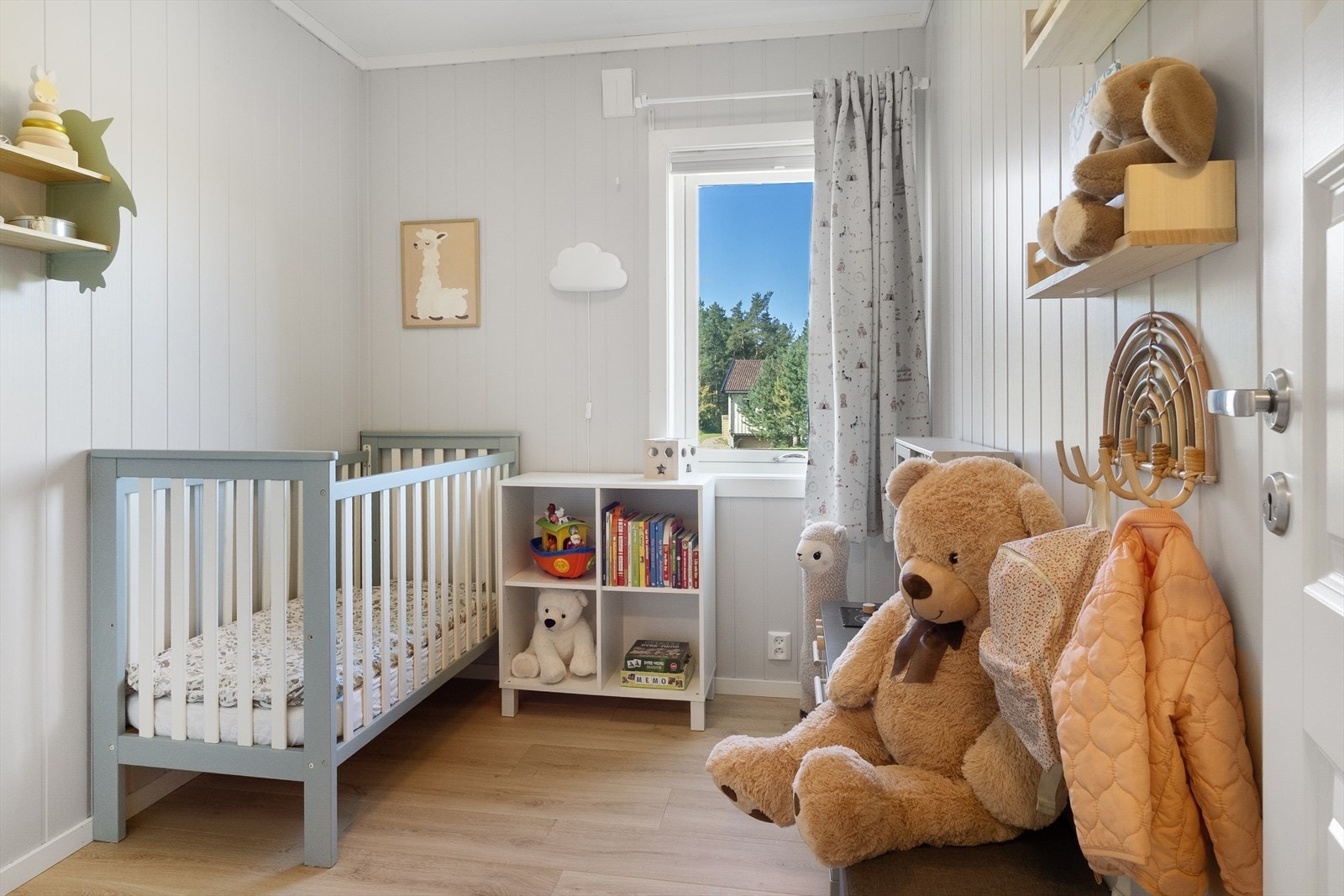 Soverom nummer to nås fra gangen og egner seg godt som barnerom eller gjesterom. Galleribilde