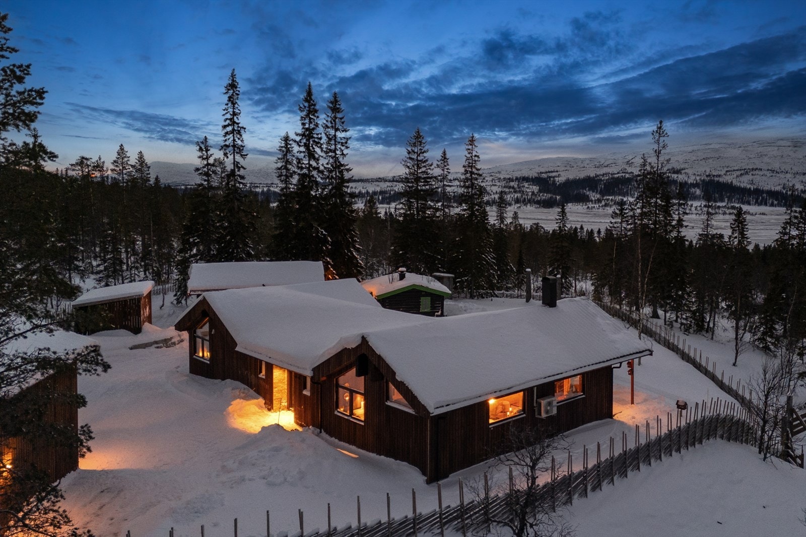 Eiendommen inneholder en hovedhytte, garasje/anneks og en eldre hytte med tilhørende anneks. Galleribilde