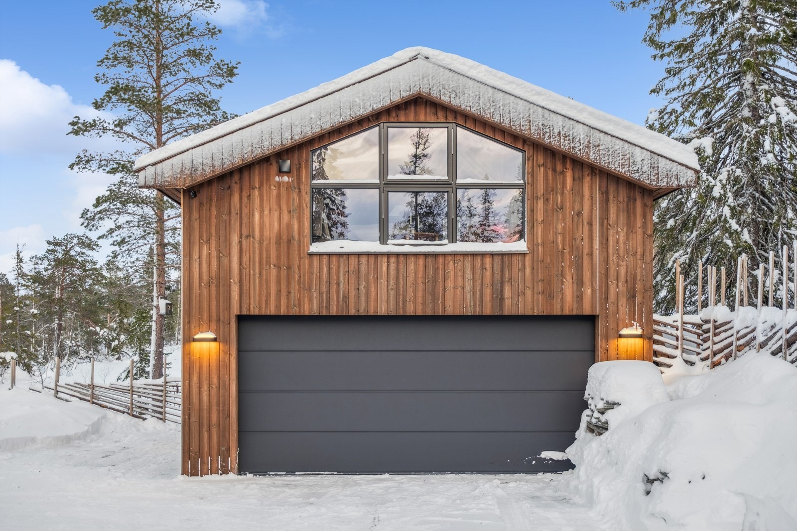 Stor garasje/anneks med eget bad og oppholdsrom. Det er satt opp el-bil lader i garasjen. Galleribilde