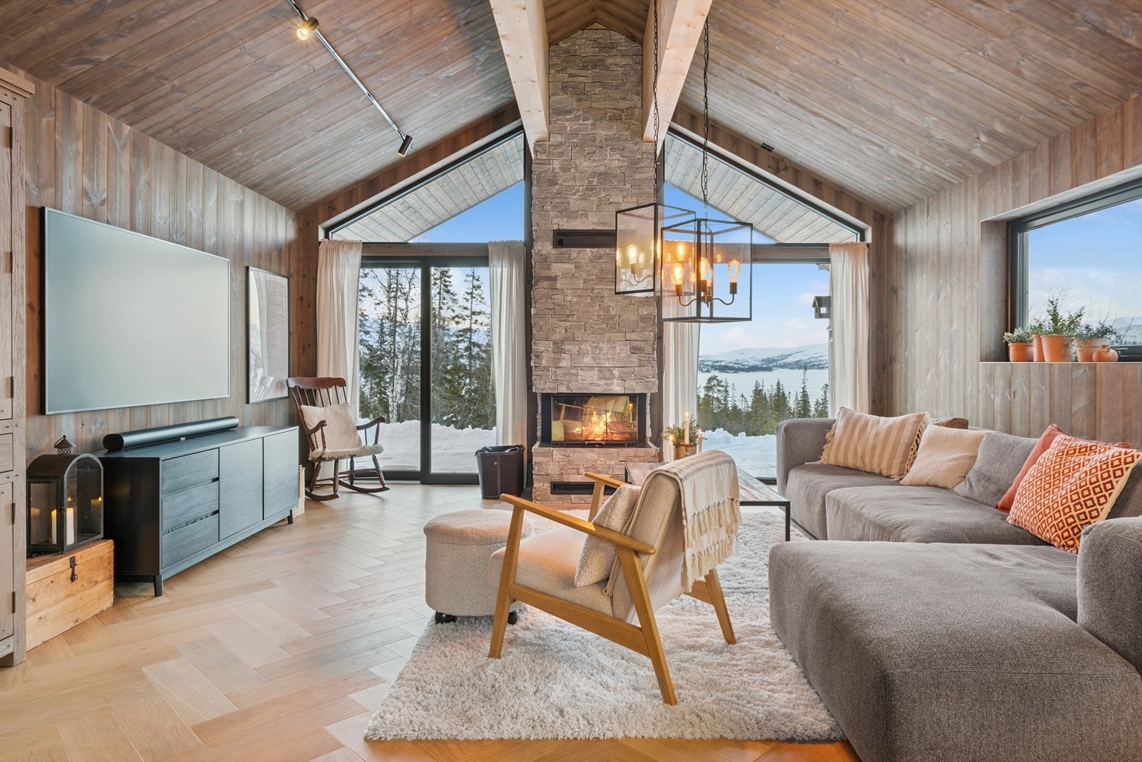 Av oppvarmingskilder har man både vedovn og varmepumpe som varmer godt på kalde vintersdager. Galleribilde