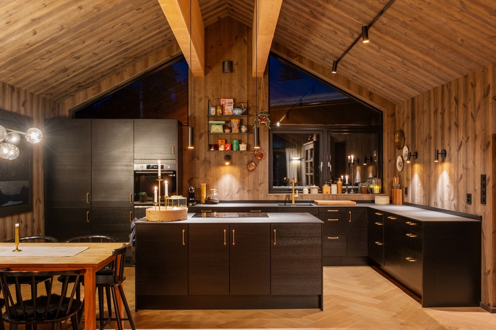 Kjøkkenet står i stil med resten av hytta, og har godt med arbeidflater. Galleribilde