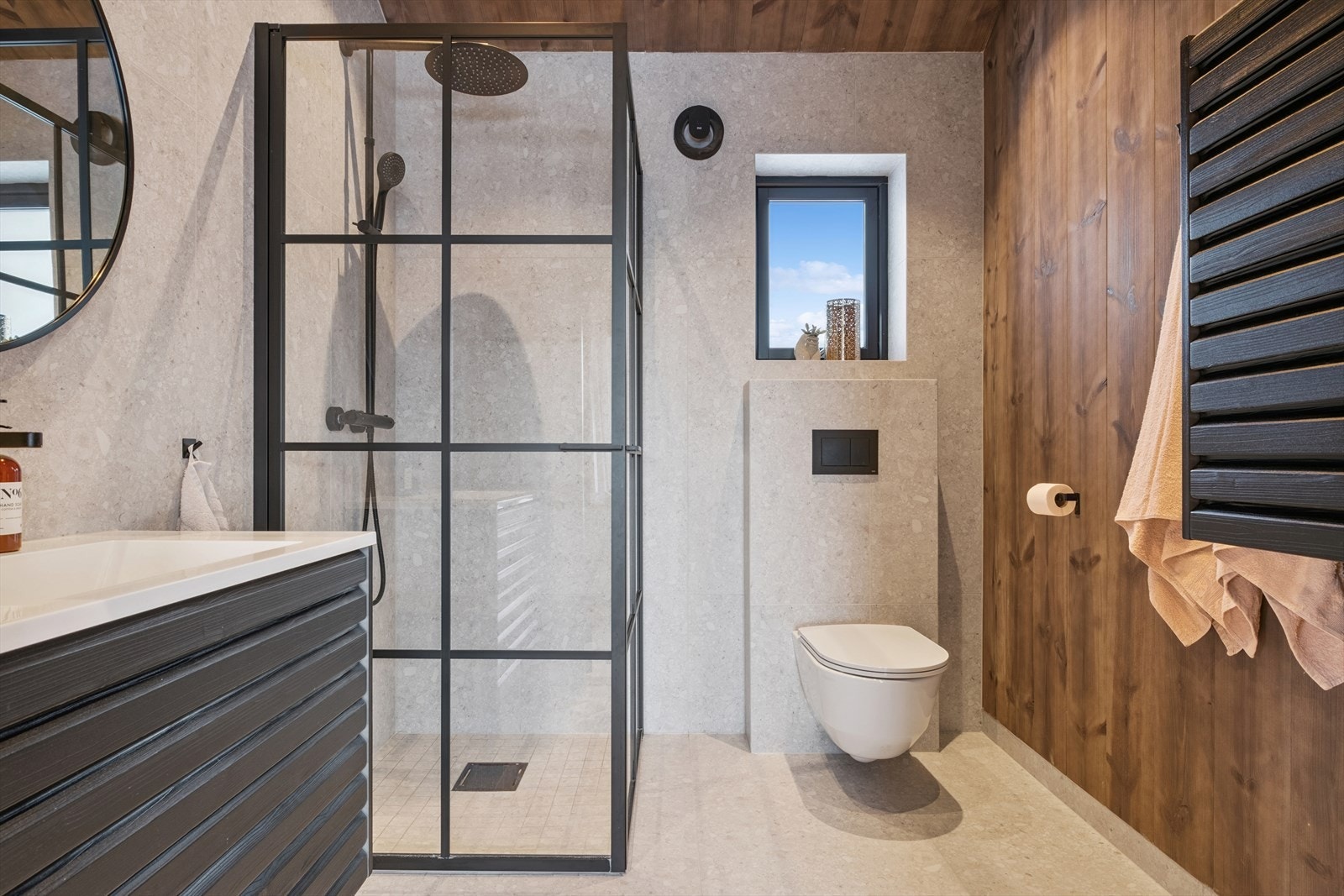 Delikat bad med behagelig gulvvarme. Galleribilde