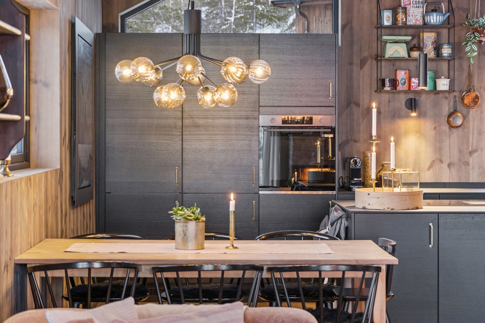 Kjøkkenet er innredet med kullfiltervifte, integrert oppvaskmaskin, stekeovn, platetopp og kjøl/fryseskap. Galleribilde