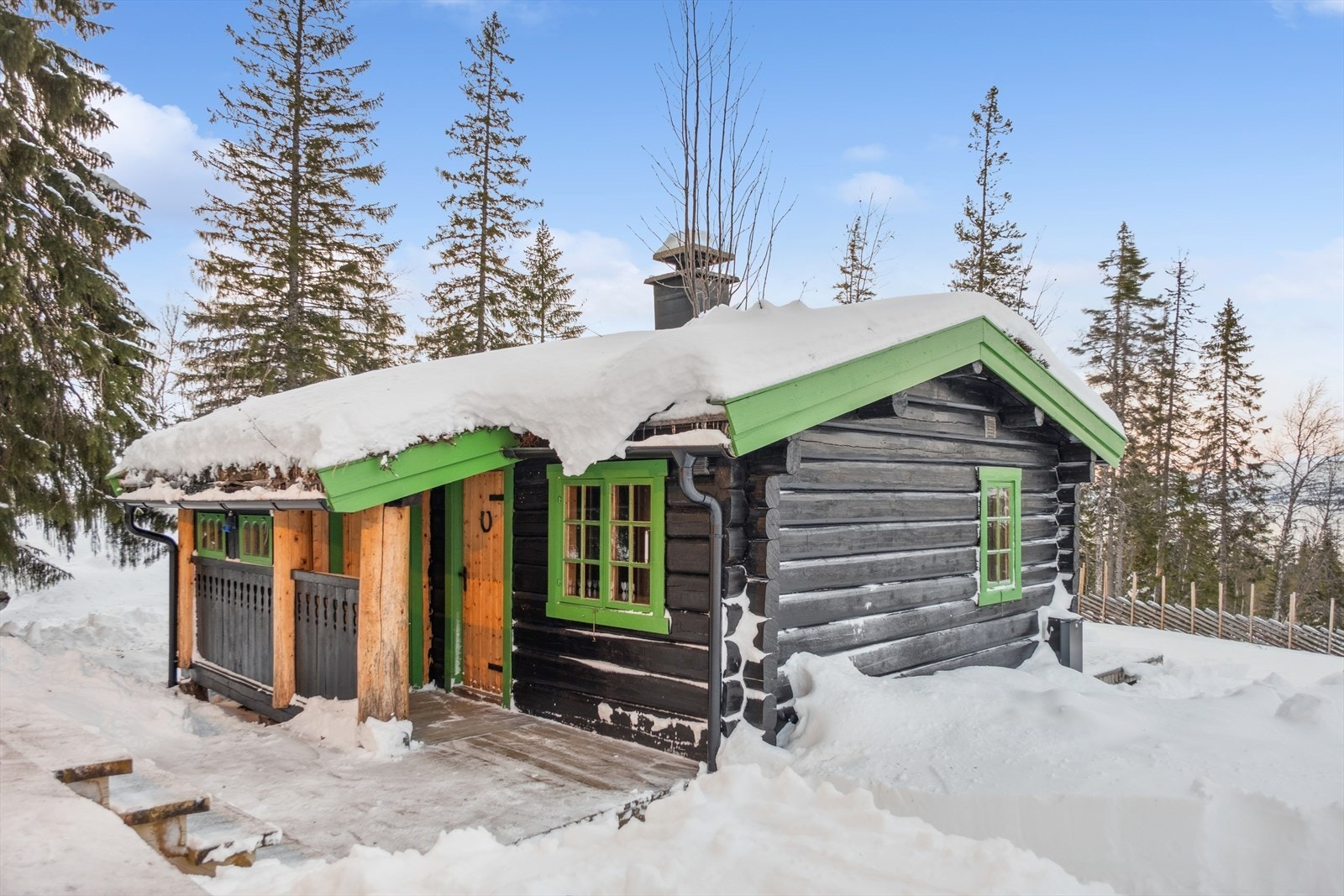 Med eiendommen får man også en eldre hytte med tilhørende anneks. Ypperlig for gjester eller oppbevaring. Galleribilde