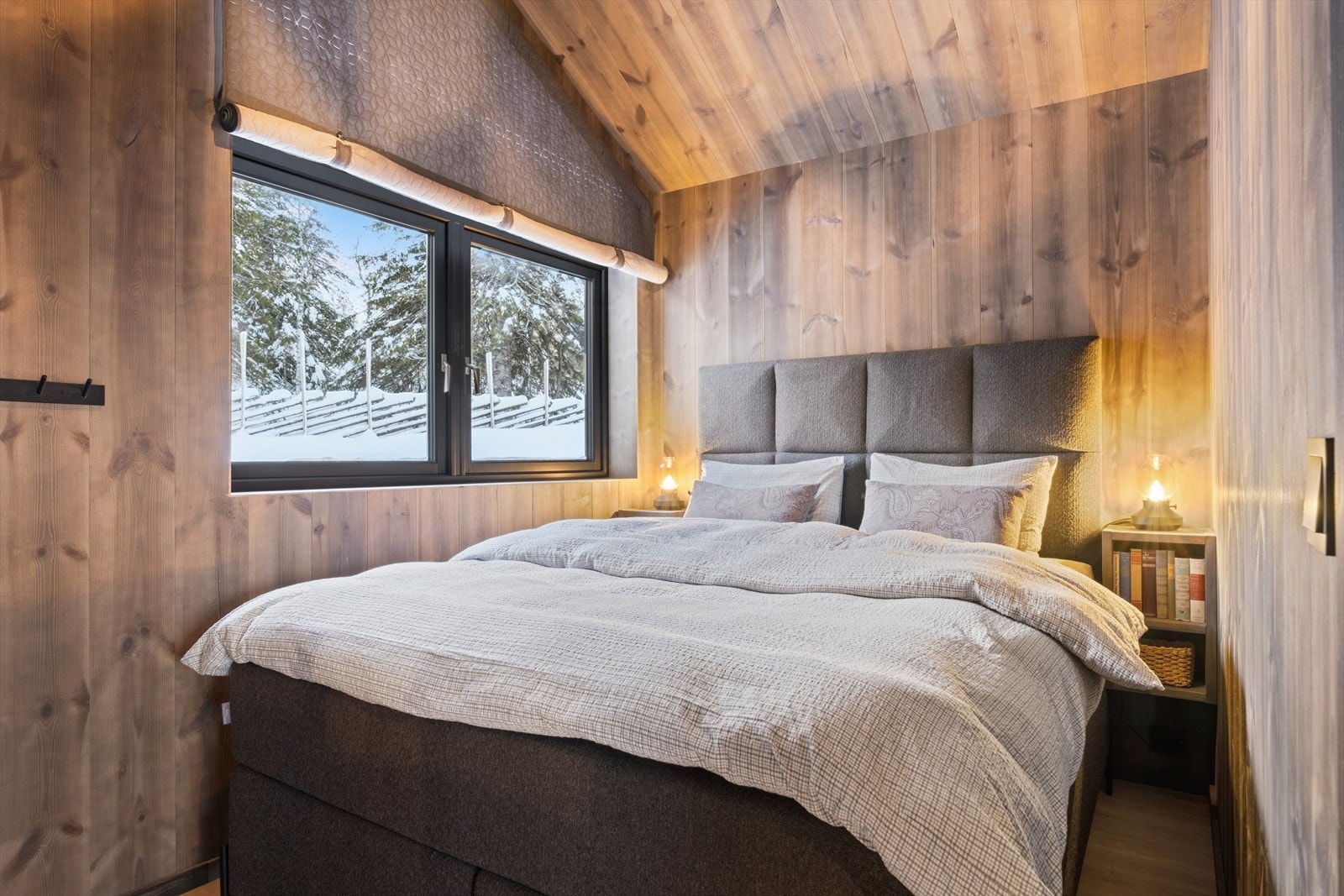 Det er totalt 3 soverom i hovedhytta. Galleribilde