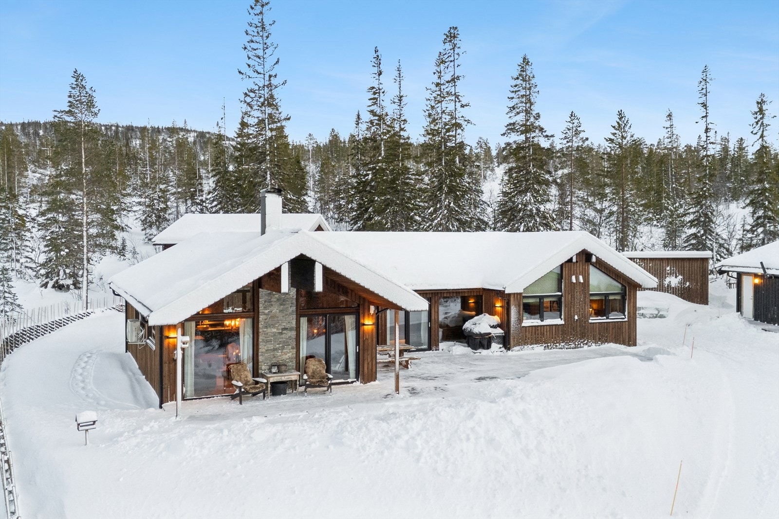 Eiendommen ligger i meget naturskjønne omgivelser med en meget solrik tomt. Galleribilde