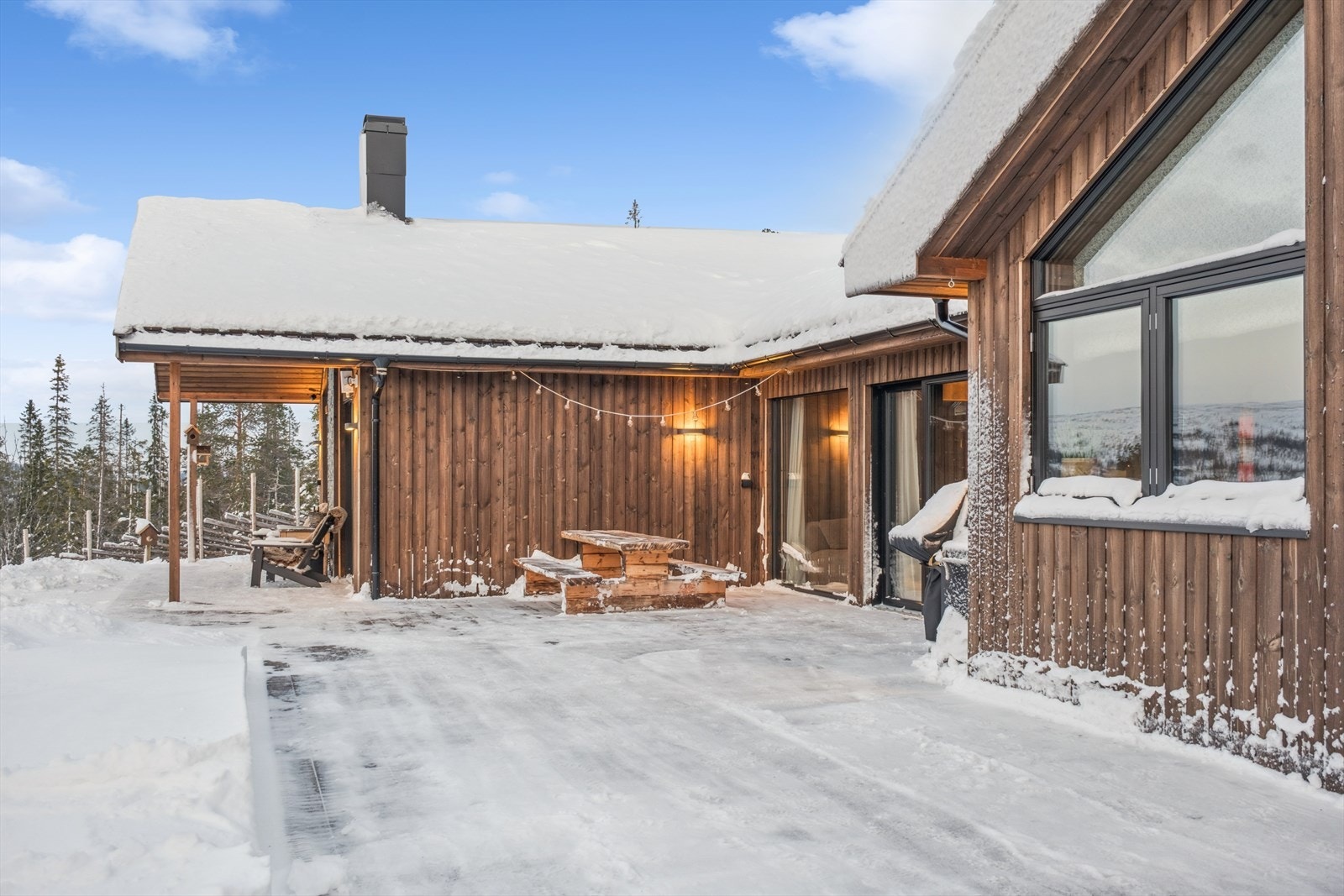 Terrassen er på hele 64 kvm. Galleribilde