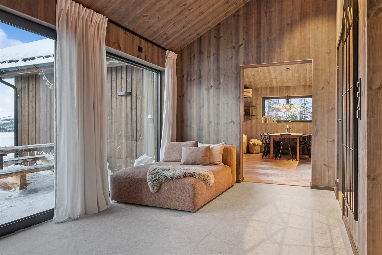 Hallen mellom stuen og soverommene har behagelig gulvvarme. Galleribilde