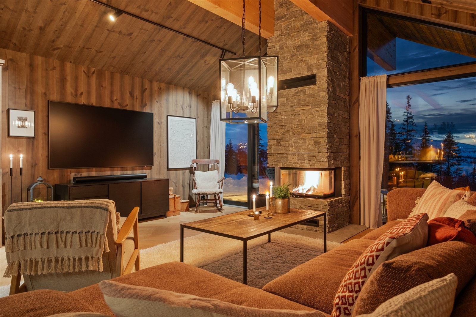 Stuen strekker seg over hele 50 kvm. med åpen løsning mot kjøkkenet. Galleribilde