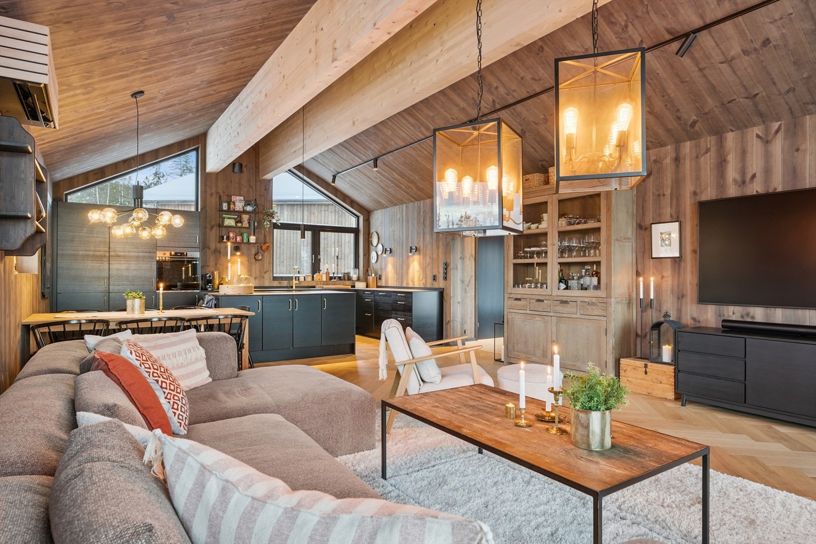 Den gode takhøyden og de store vindusoverflatene gir rommet en luftig og romslig atmosfære. Galleribilde