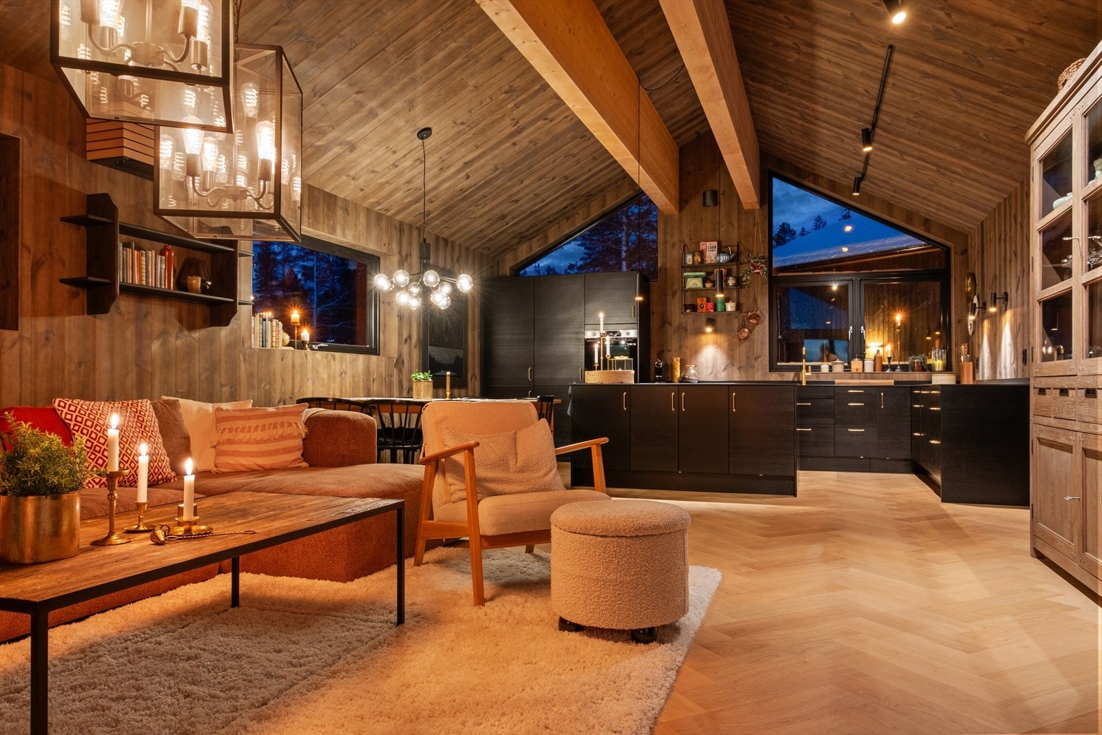 Hytta har en gjennomgående moderne standard med lekre detaljer som fiskebeins parkett på gulv. Galleribilde