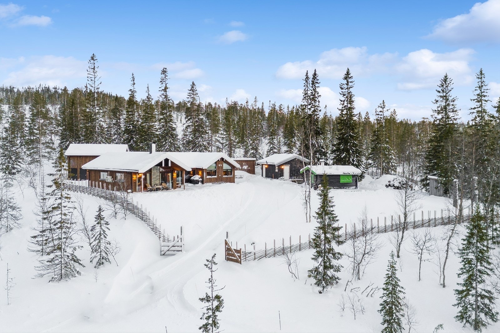 Området er like attraktivt sommer som vinter med fantastisk flott natur, samt gode jakt- og fiskemuligheter. Galleribilde