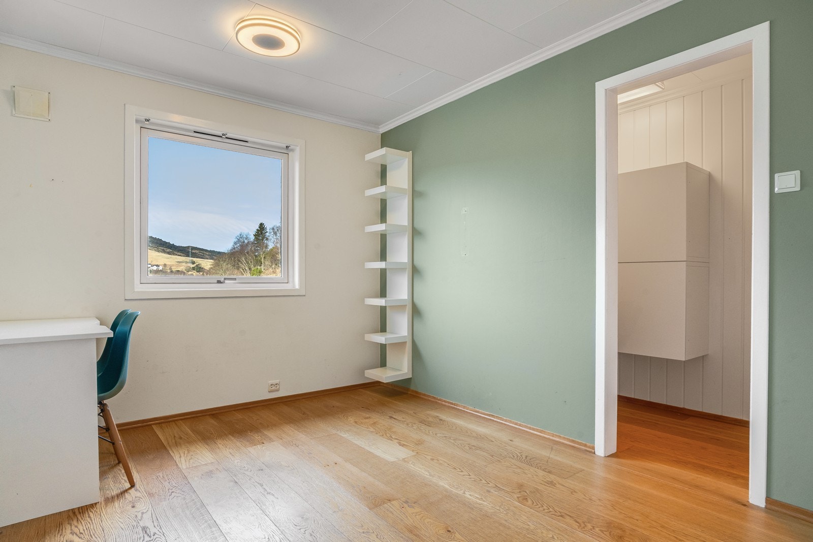 Soverom 2, også av god størrelse og med åpen garderobeløsning. Galleribilde