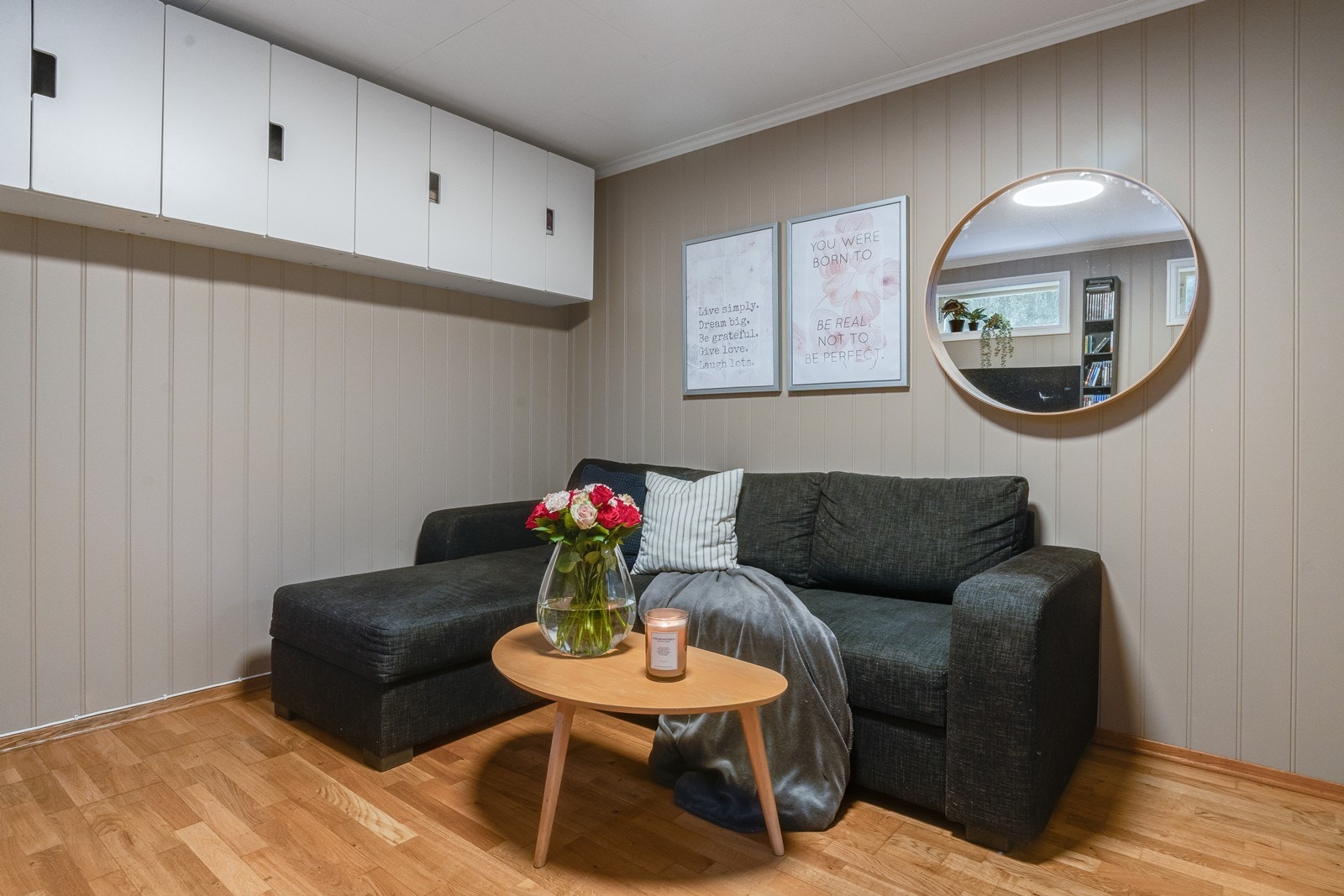 Egner seg godt som lekerom, ungdomsstue eller ekstra oppholdsrom. Galleribilde