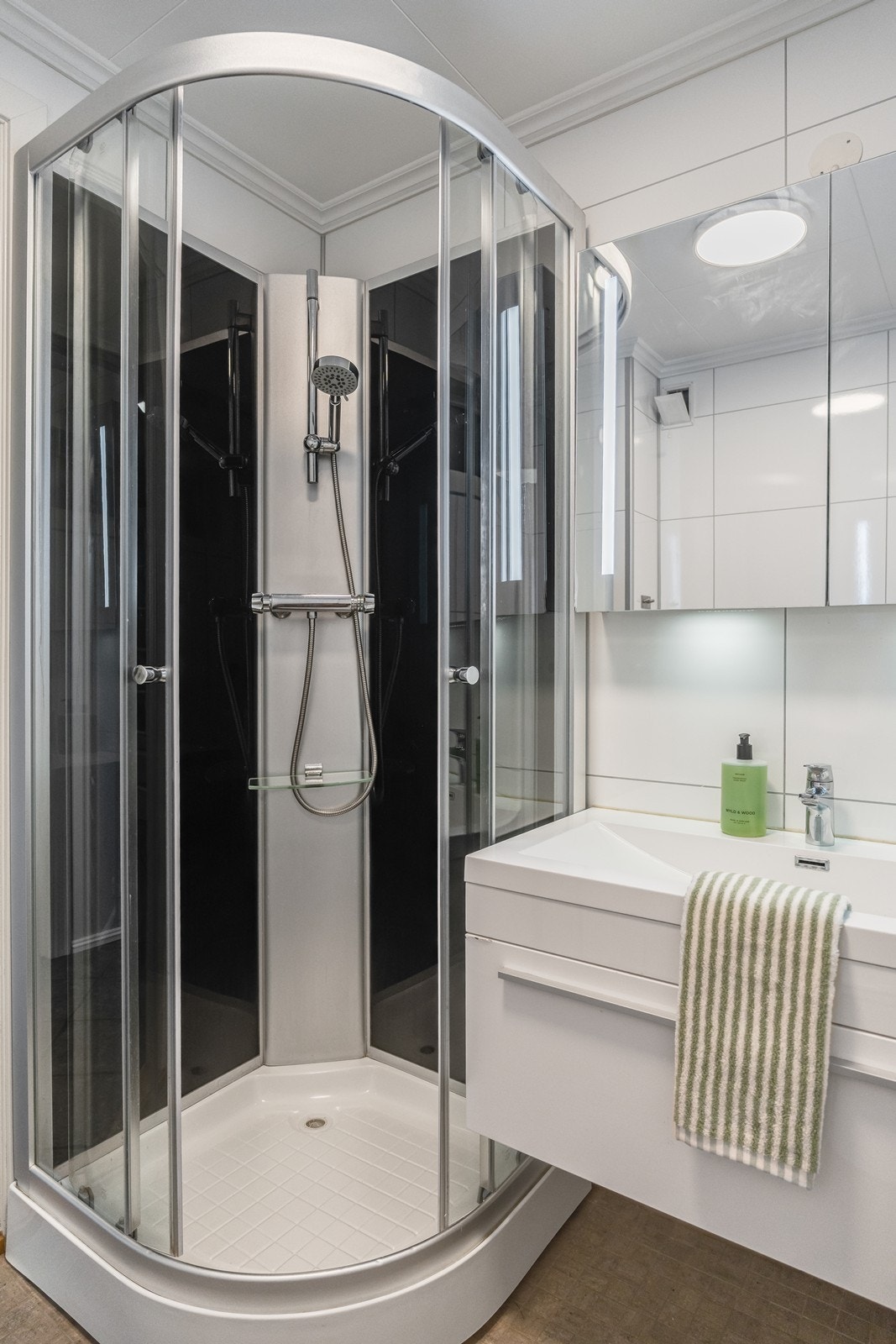 Hjørnedusjkabinett utnytter arealet i rommet på en effektiv måte. Galleribilde