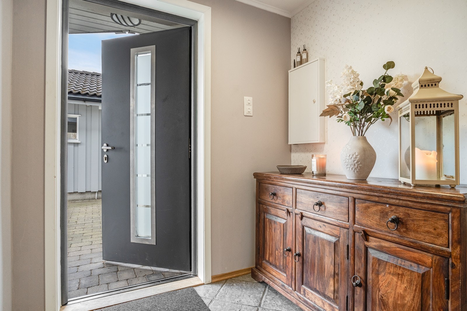 Entrèen er romslig og har plass til oppbevaring for yttertøy. Galleribilde