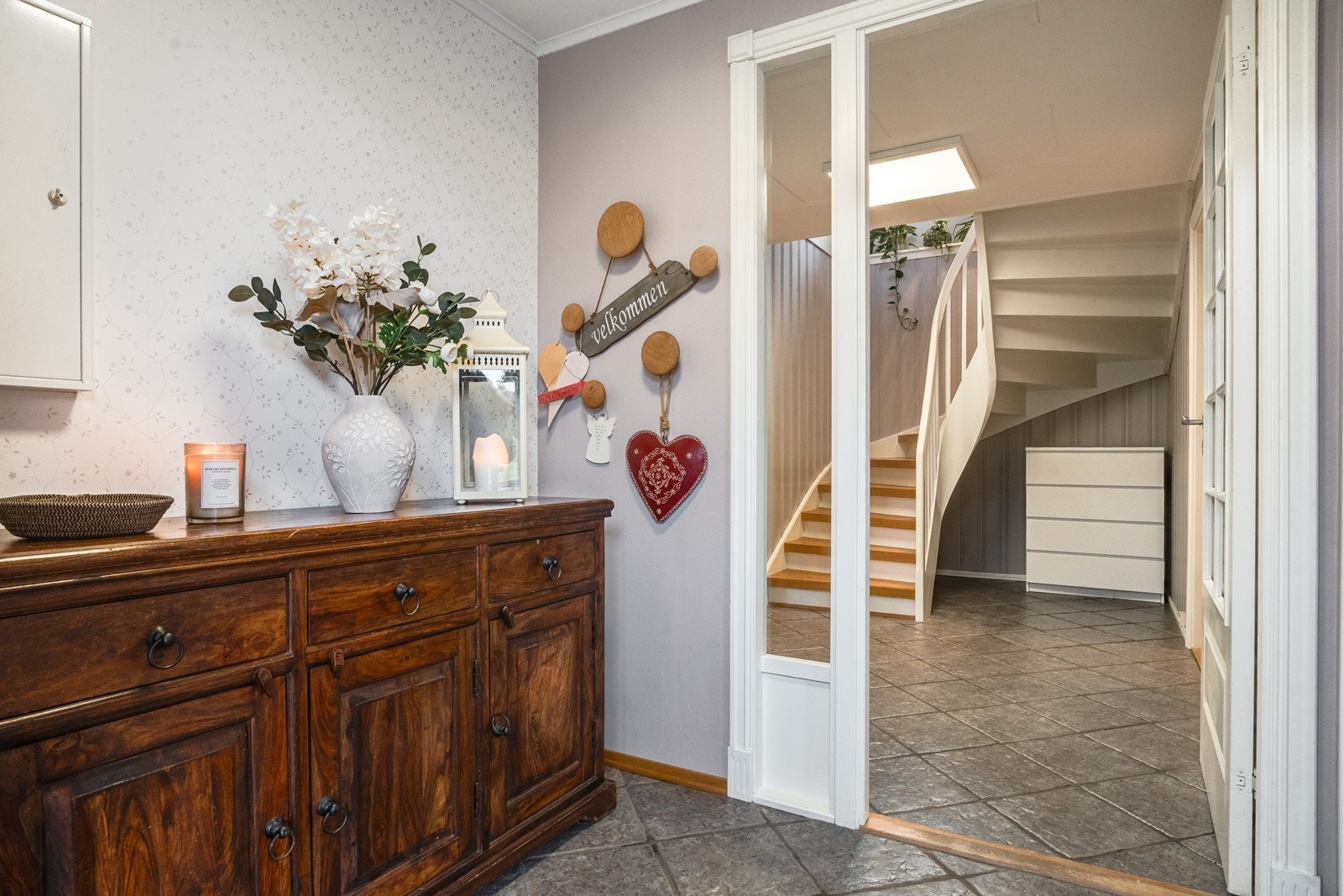 Entrè og lys og luftig hall med trapp opp til andre etasje. Galleribilde