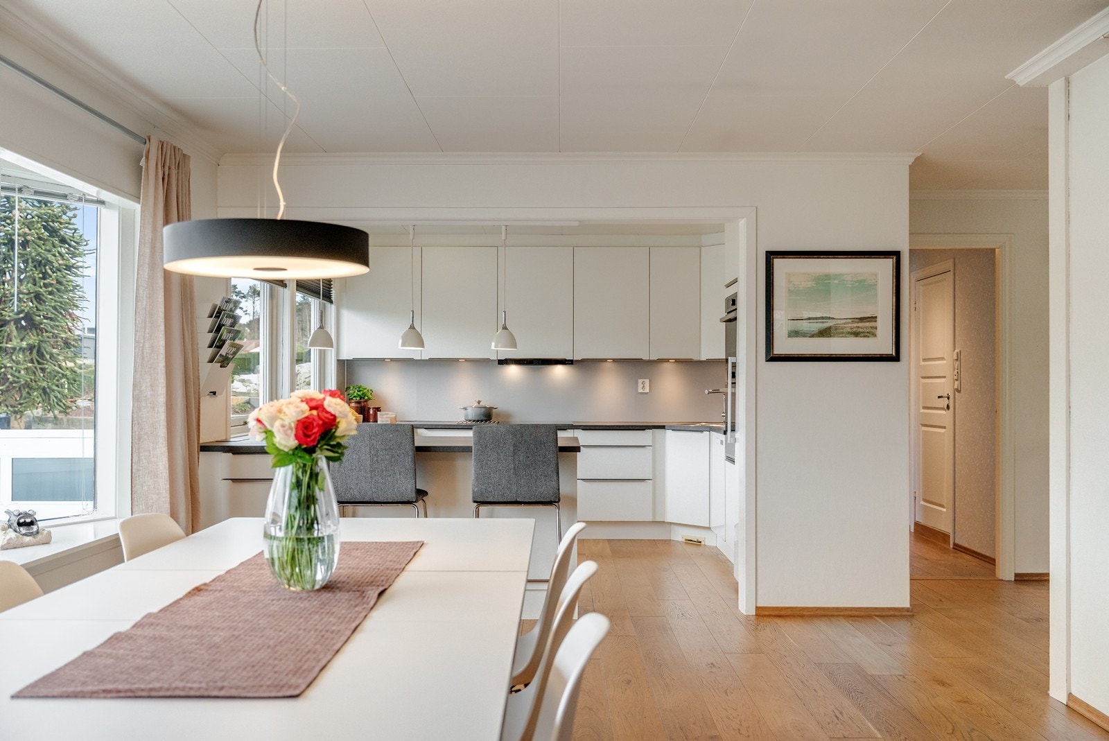 Spisestuen fungerer som en forlengelse av kjøkkenet og binder rommet naturlig sammen med stuen. Galleribilde