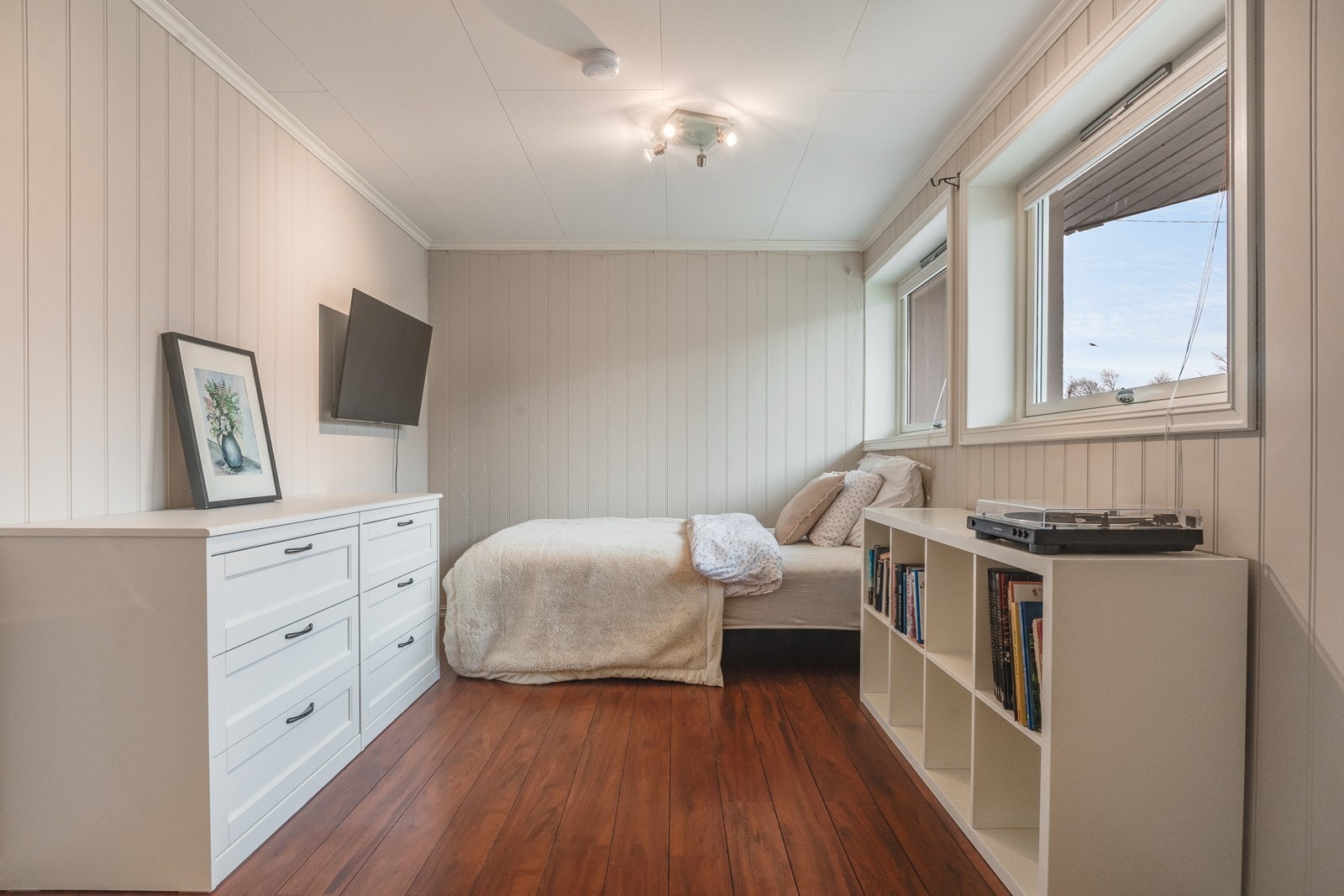 Soverom 2 av god størrelse innredet i delikate farger (rommet er ikke godkjent ref. pkt. ferdigattest). Galleribilde