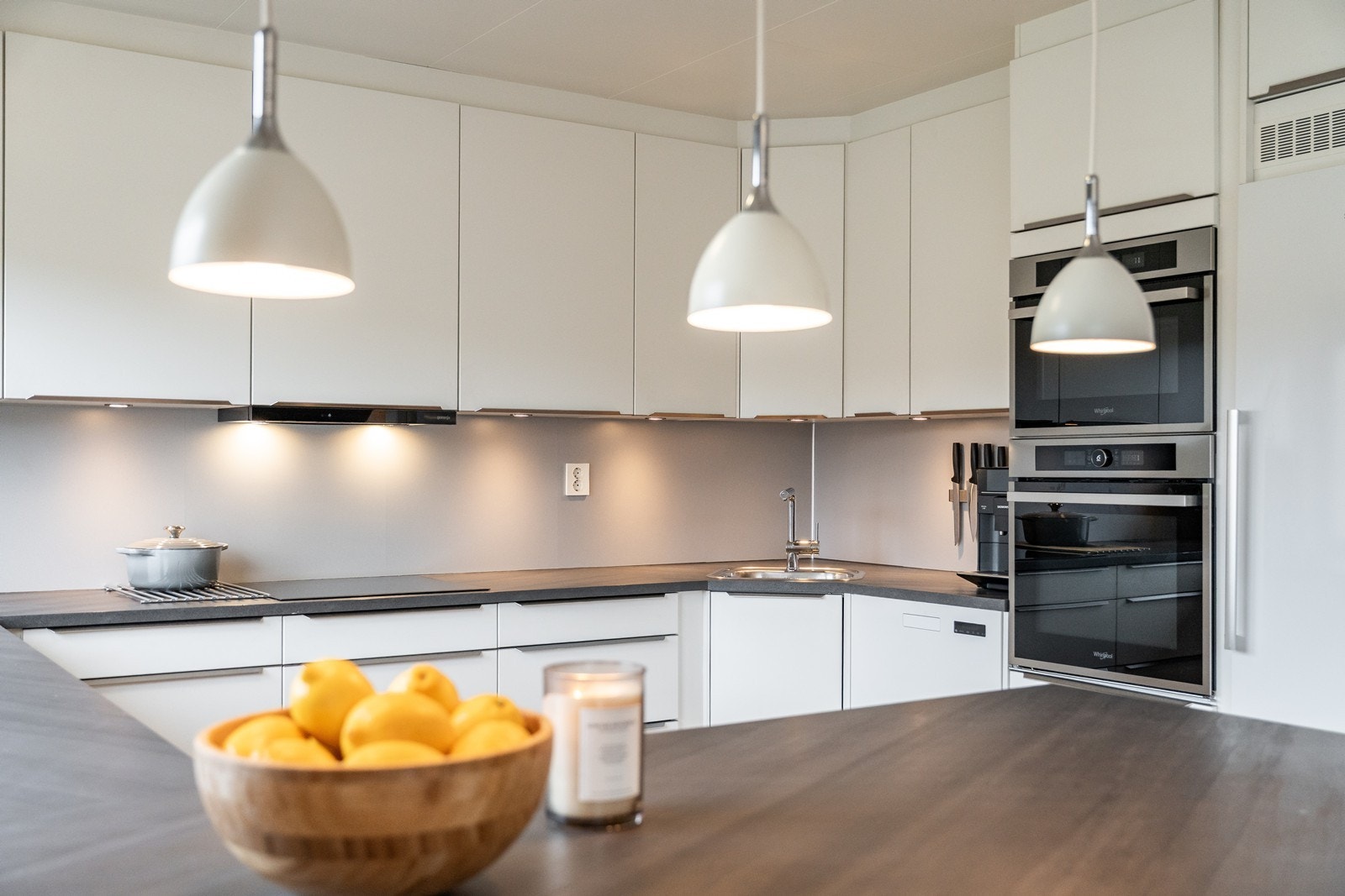 Stilrene detaljer i krom/stål bidrar til et tidløst og elegant preg. Galleribilde