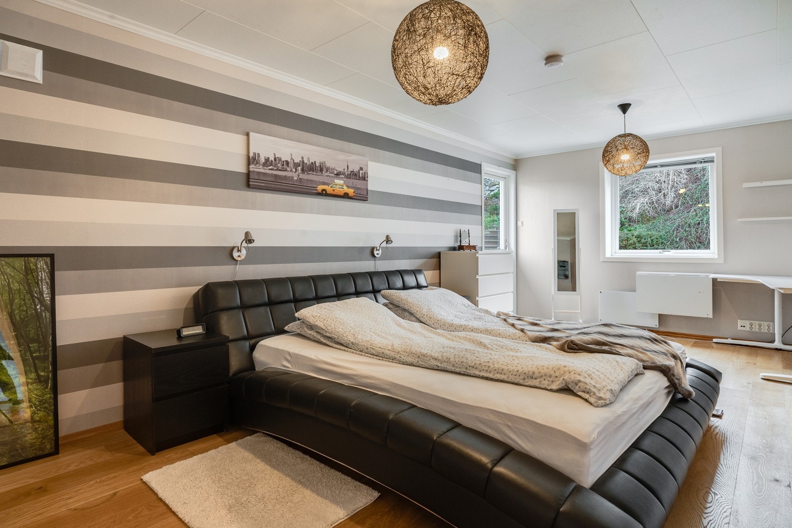 Soverom av god størrelse, innredet med stilig tapet. Galleribilde