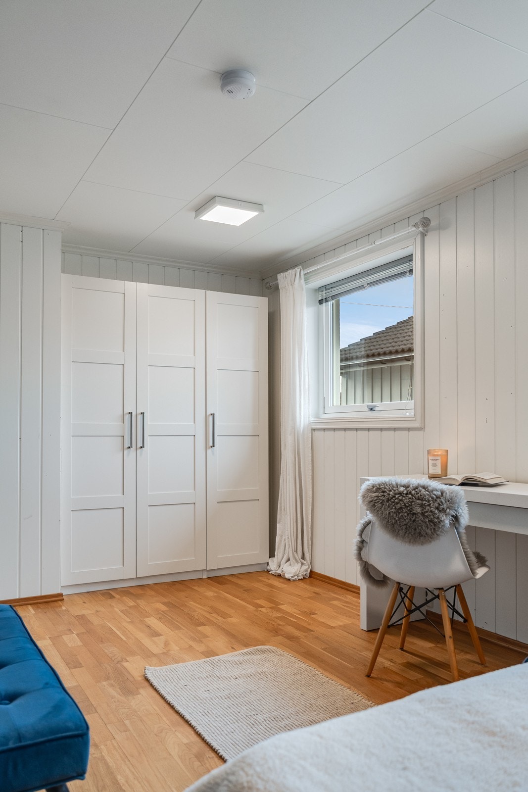 Rommet er utstyrt med stort garderobeskap. Galleribilde