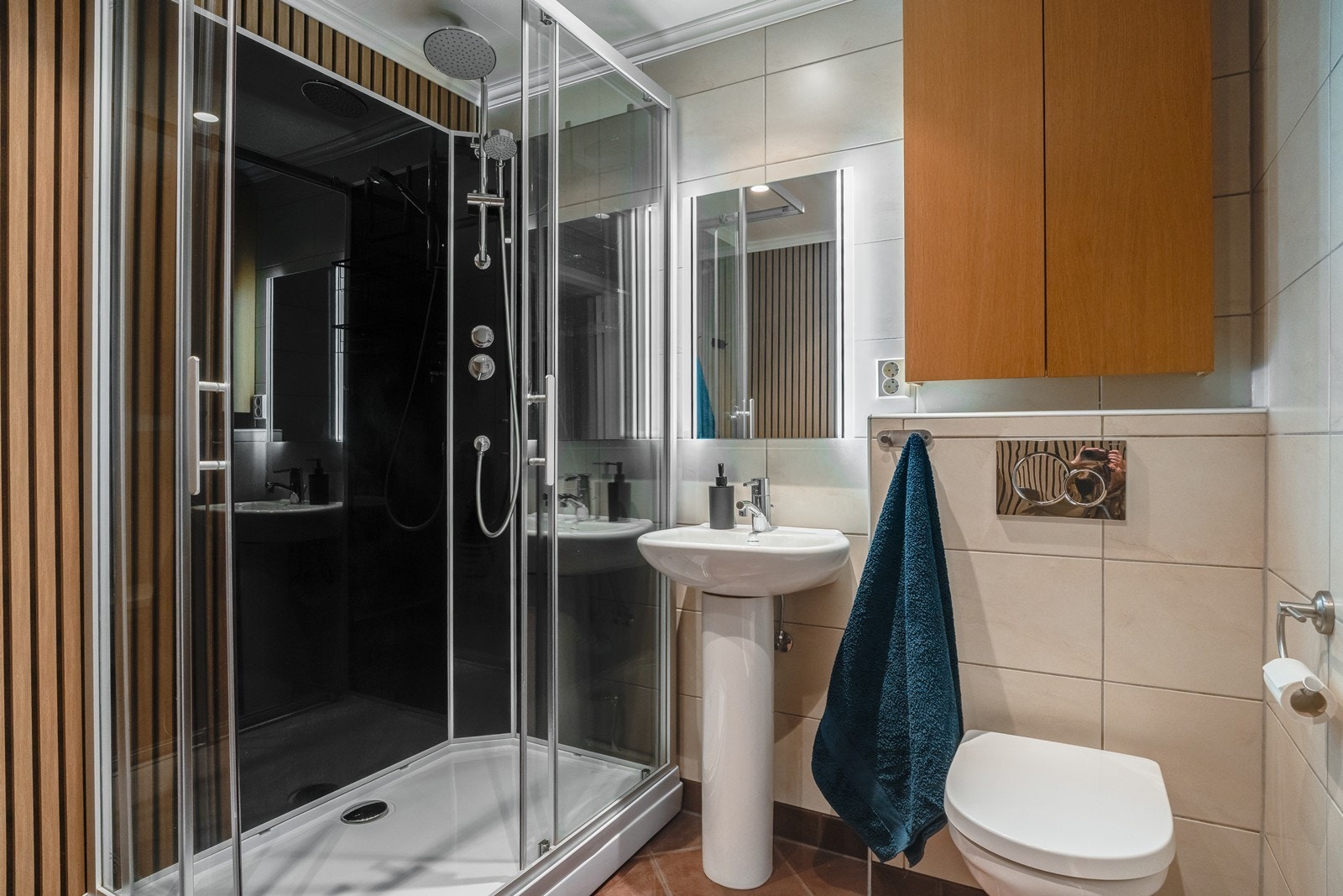 Lyst, flislagt bad med varmekabler i gulv. Galleribilde