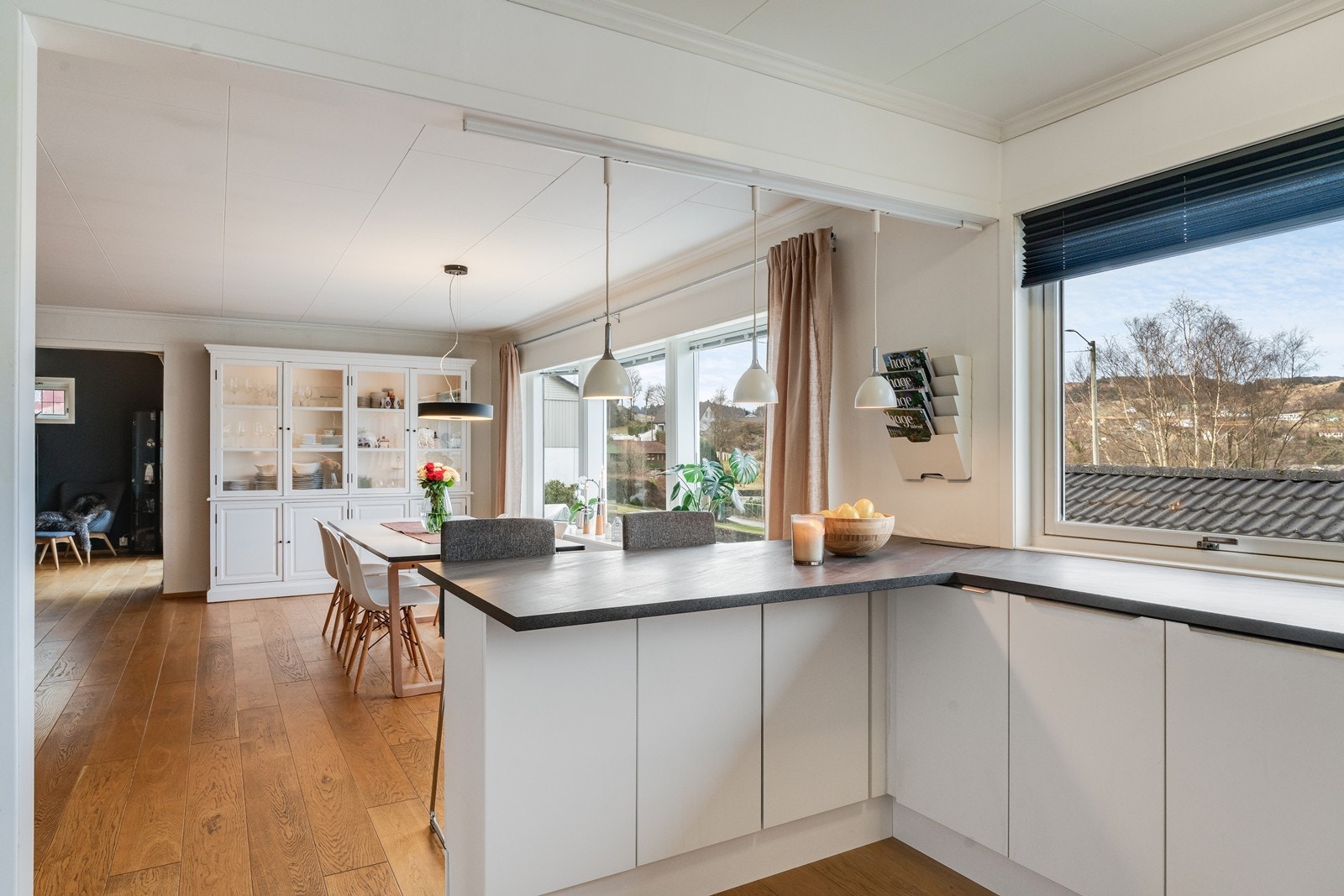 Kjøkkenet har en praktisk kjøkkenhalvøy som gir ekstra arbeidsflate, sitteplass og oppbevaring Galleribilde