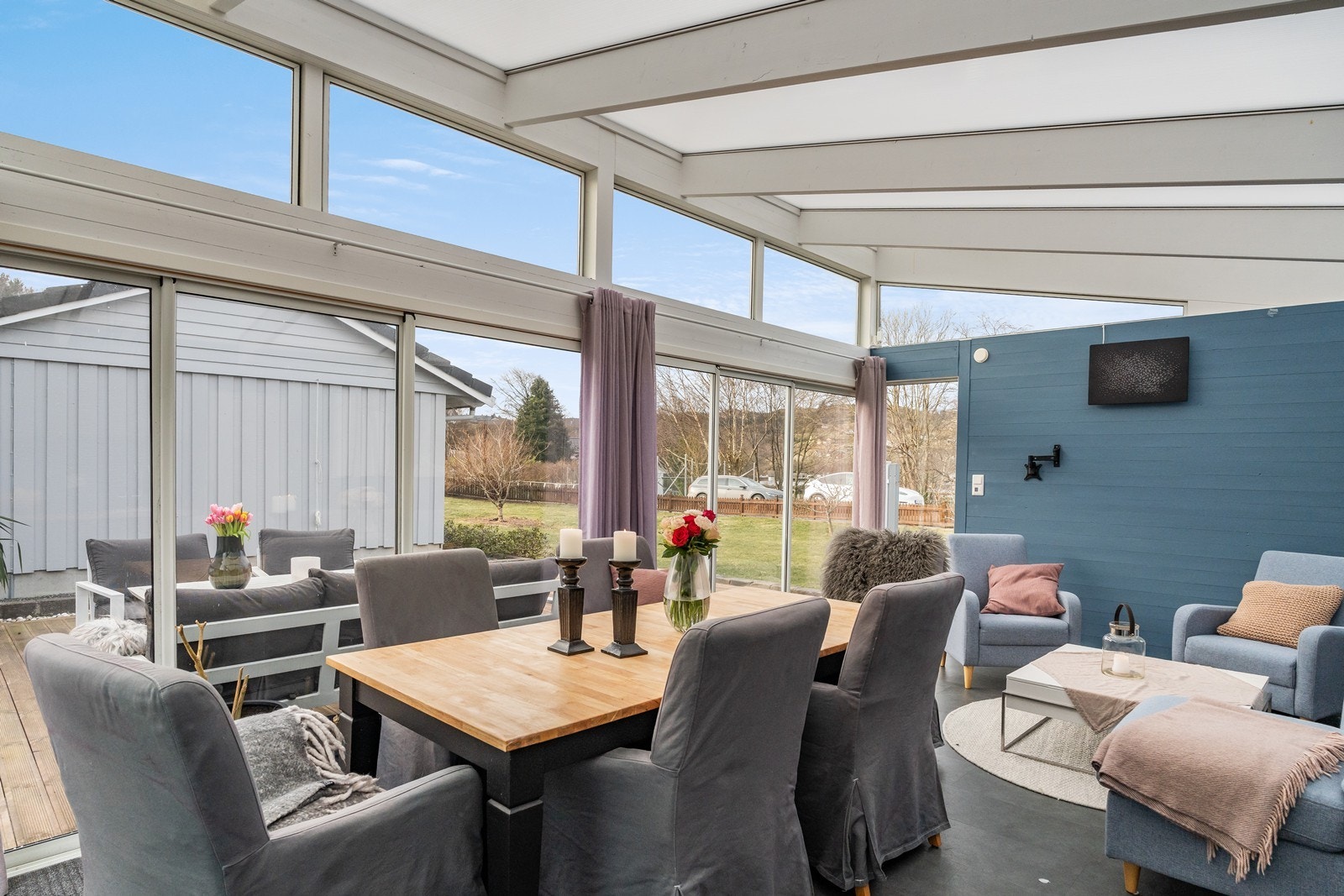 De store vinduene gjør at man kan ha følelsen av å sitte ute selv på litt kaldere dager. Galleribilde